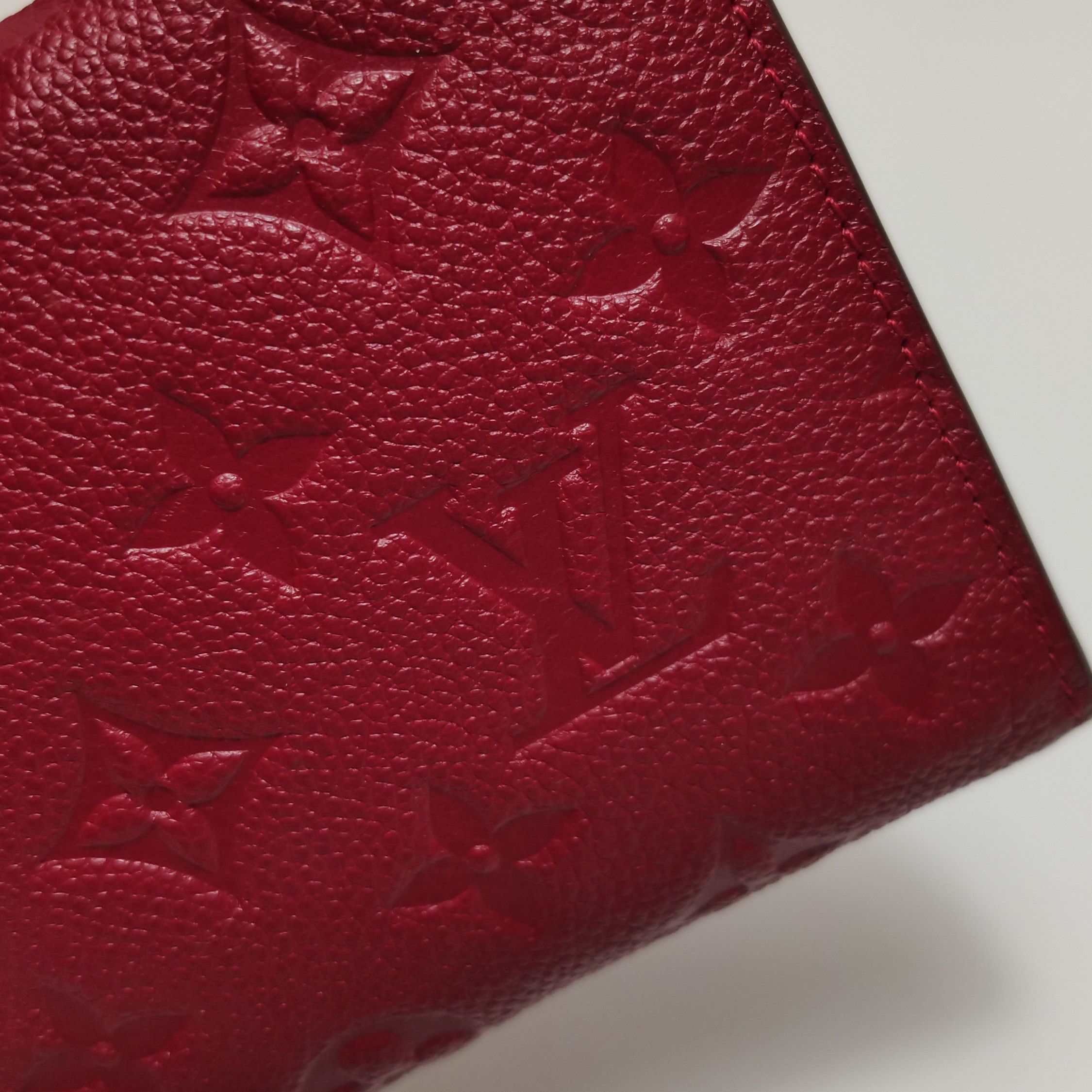 Louis Vuitton Louis Vuitton (LV) Cowhide solid color monogram embossed sn Size ONE SIZE - 8 Thumbnail