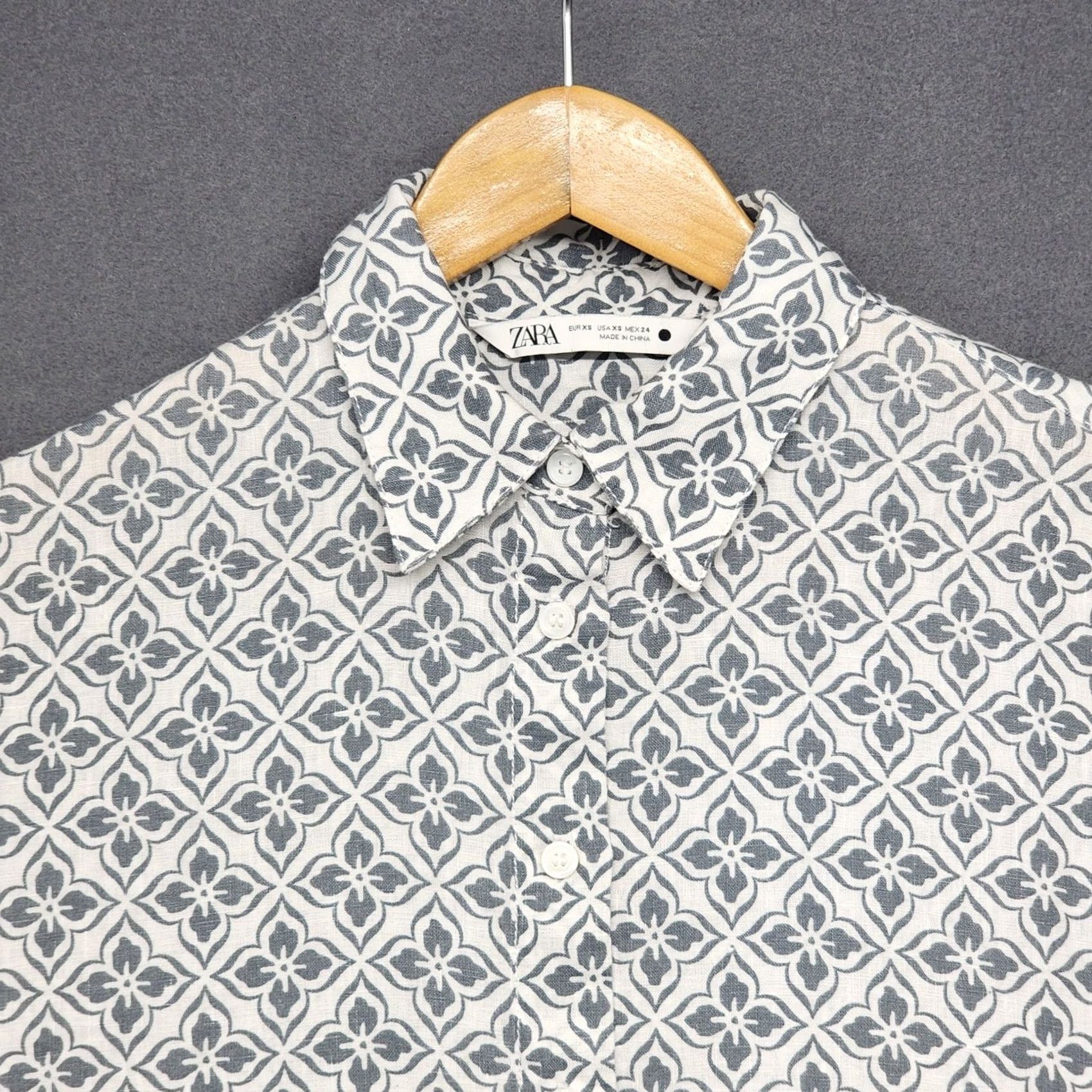 Zara VINTAGE Zara Top Womens XS Grey Geometric Floral 100% Linen Lagenlook Womens XS Gray Geometric Floral Linen Button-Up Collared Mens? Size XS / US 0-2 / IT 36-38 - 7 Thumbnail