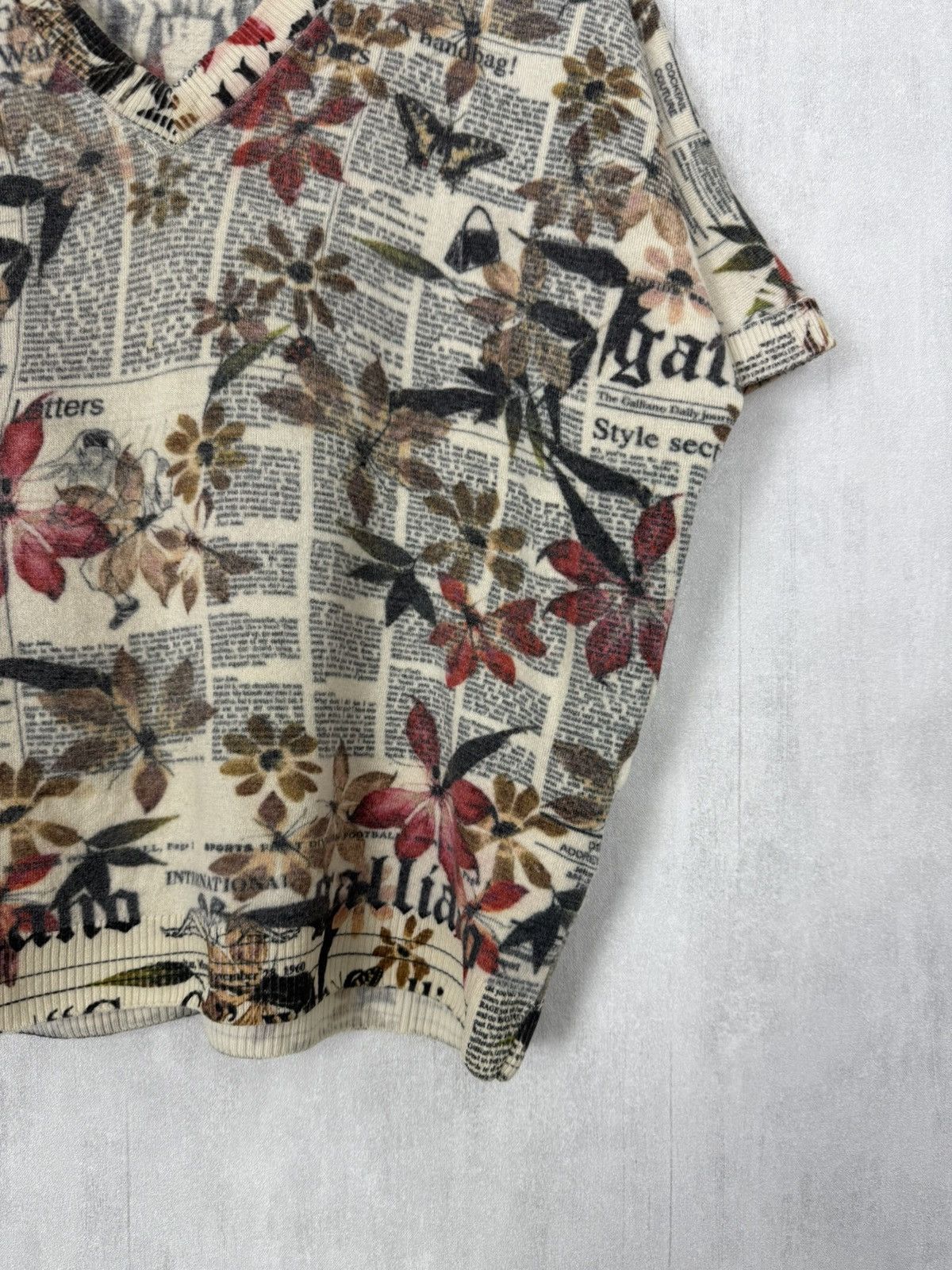 John Galliano John Galliano Newspaper Floral Print V-Neck Wool T-Shirt Size M / US 6-8 / IT 42-44 - 6 Thumbnail
