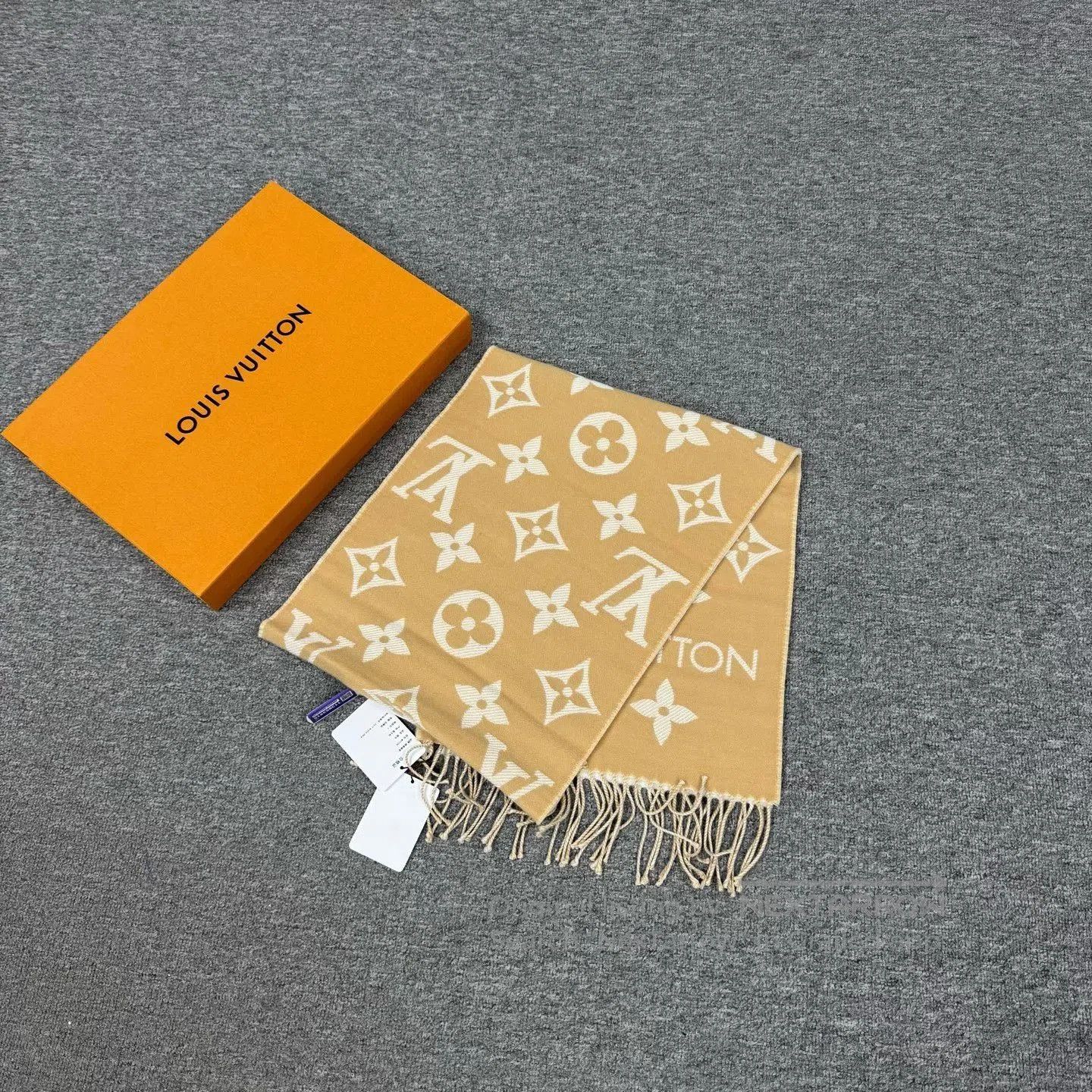Louis Vuitton Louis Vuitton Reversible Monogram Wool Scarf. Size ONE SIZE - 2 Thumbnail