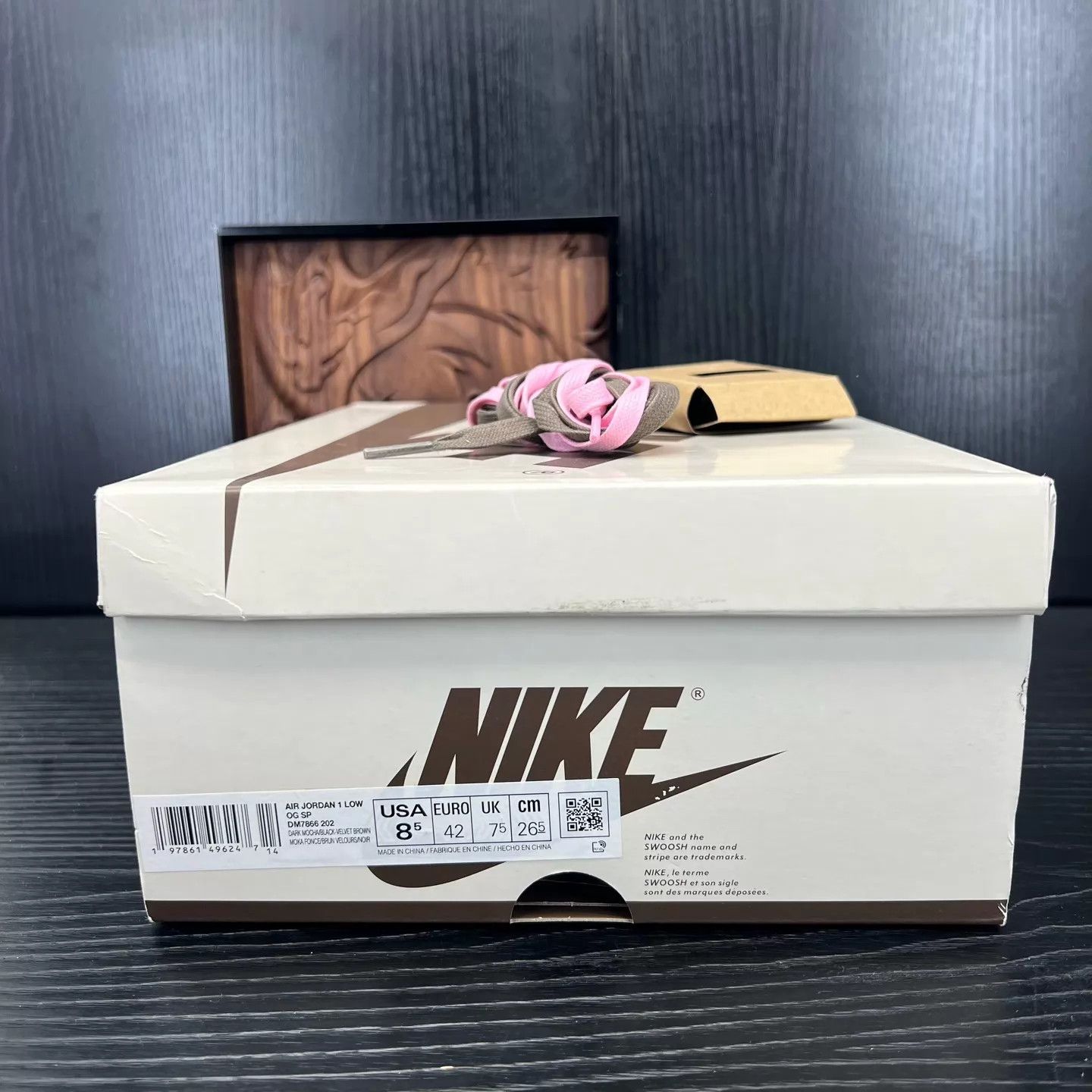 Travis Scott Travis Scott x AJ1 Low Velvet Barbed Hook 42 Size US 9 / EU 42 - 9 Thumbnail