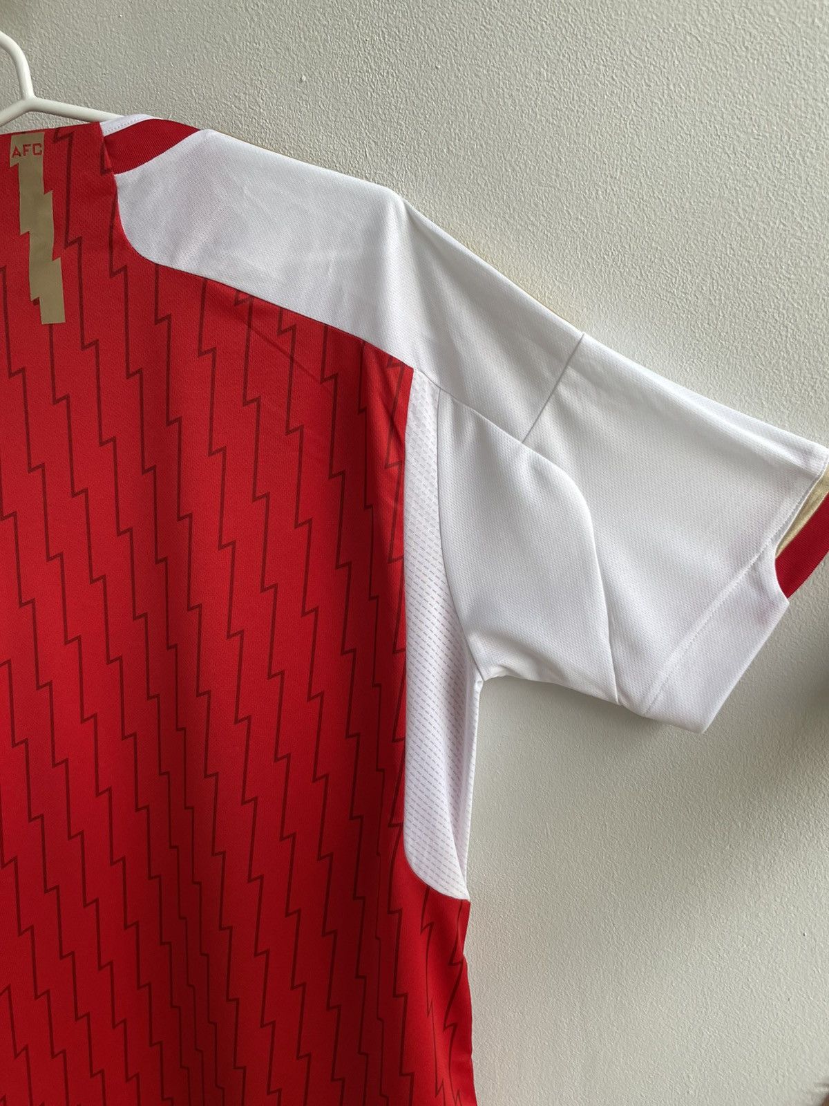 Vintage New Arsenal 2023 2024 Football Shirt Soccer Jersey HR6929 Size US L / EU 52-54 / 3 - 18 Thumbnail