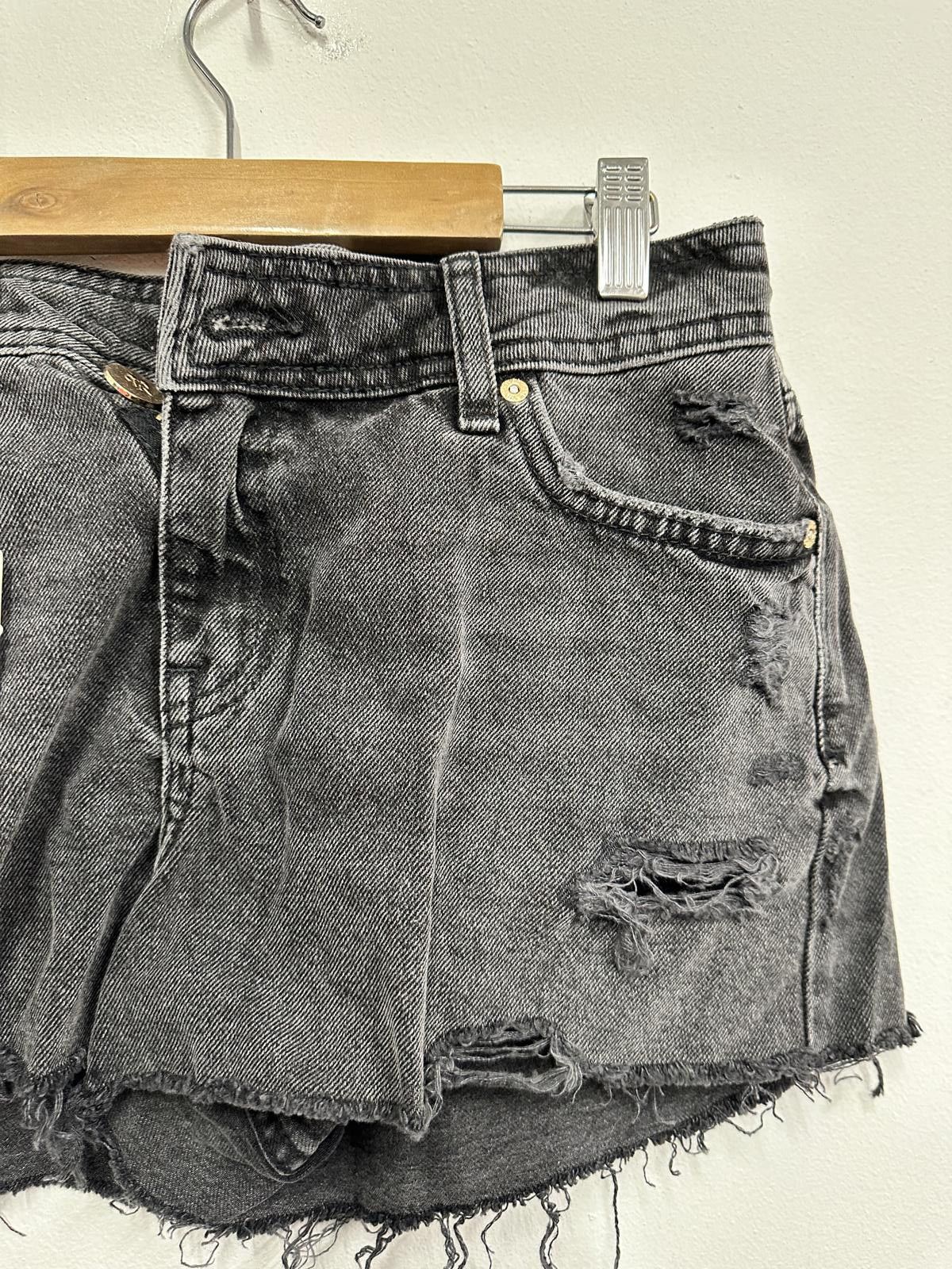 River Island River Island Black Distressed Denim Mini Skirt Size 27" / US 4 / IT 40 - 3 Thumbnail