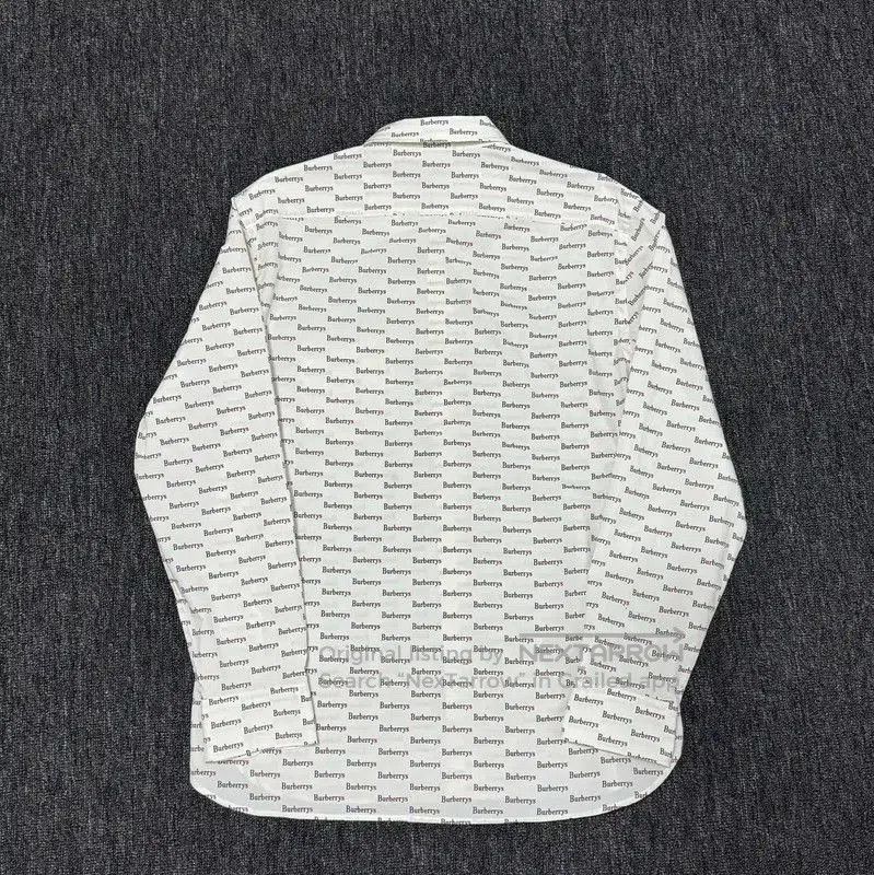 Burberry Burberry Women's Short Sleeve Printed Shirt. Size M / US 6-8 / IT 42-44 - 2 Thumbnail