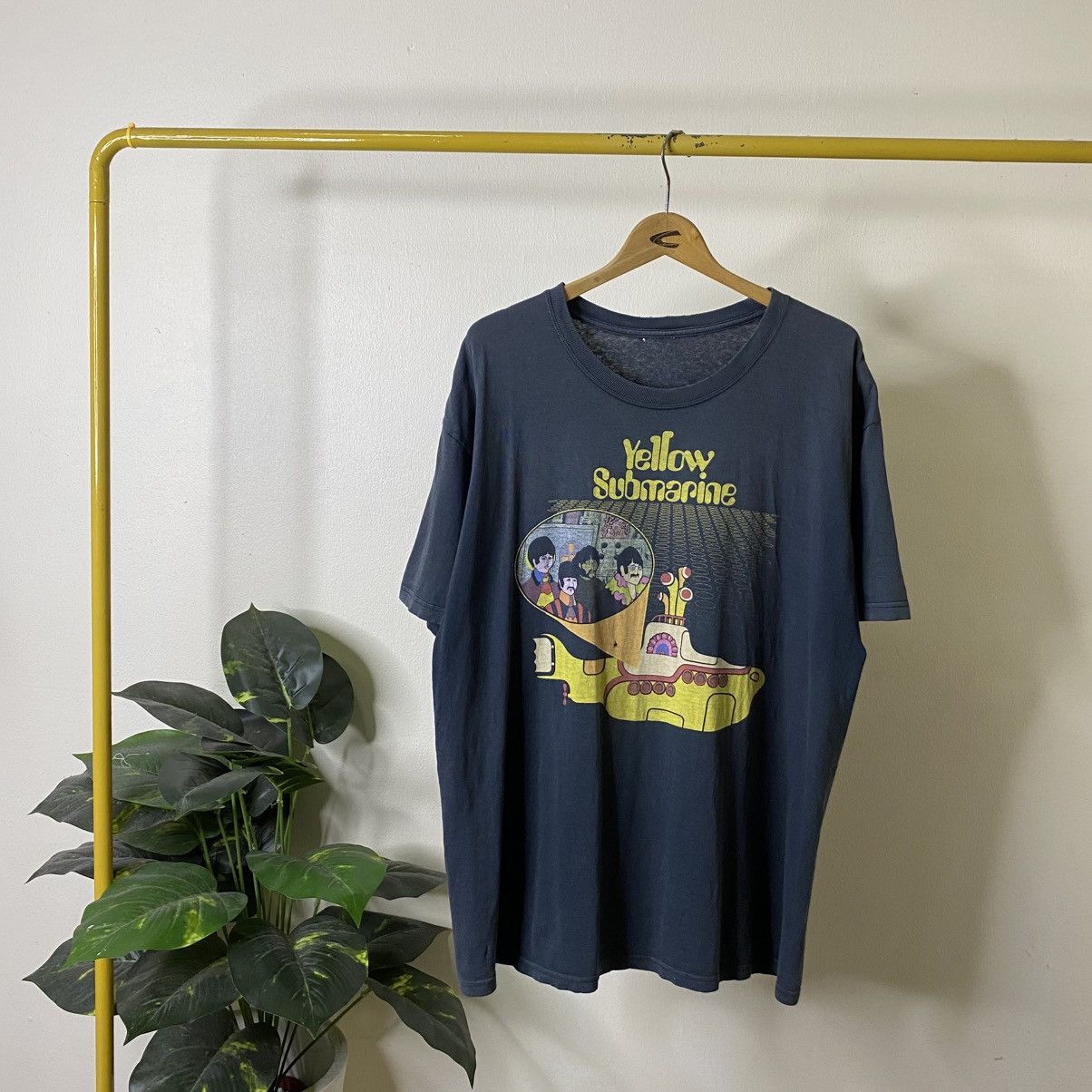 Band Tees Vintage 2000s The Beatles Yellow Submarine Faded Black Tee Size US XL / EU 56 / 4 - 1 Thumbnail
