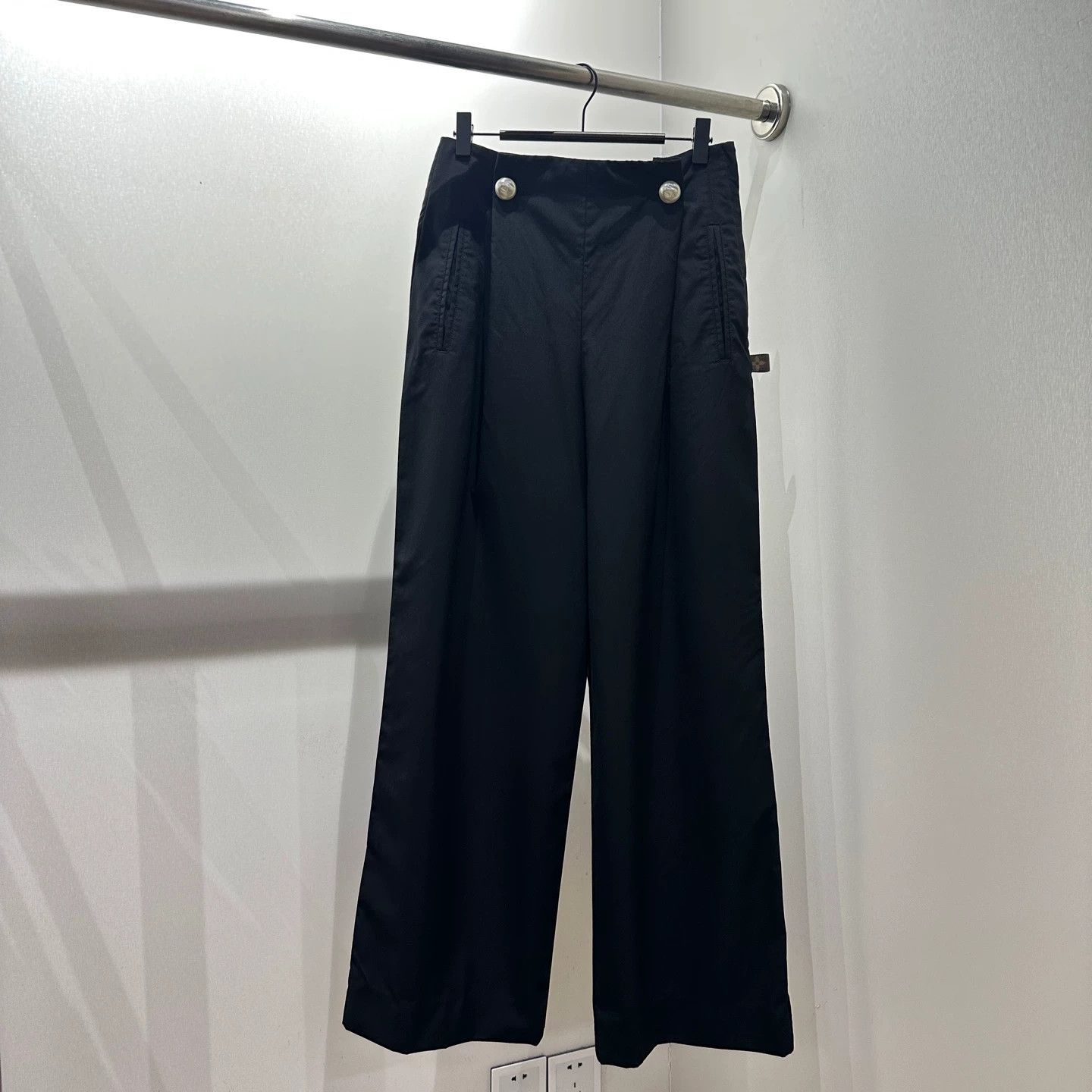 Louis Vuitton Louis Vuitton Monogram leather tag wool pants 36 Size 26" / US 2 / IT 38 - 1 Thumbnail
