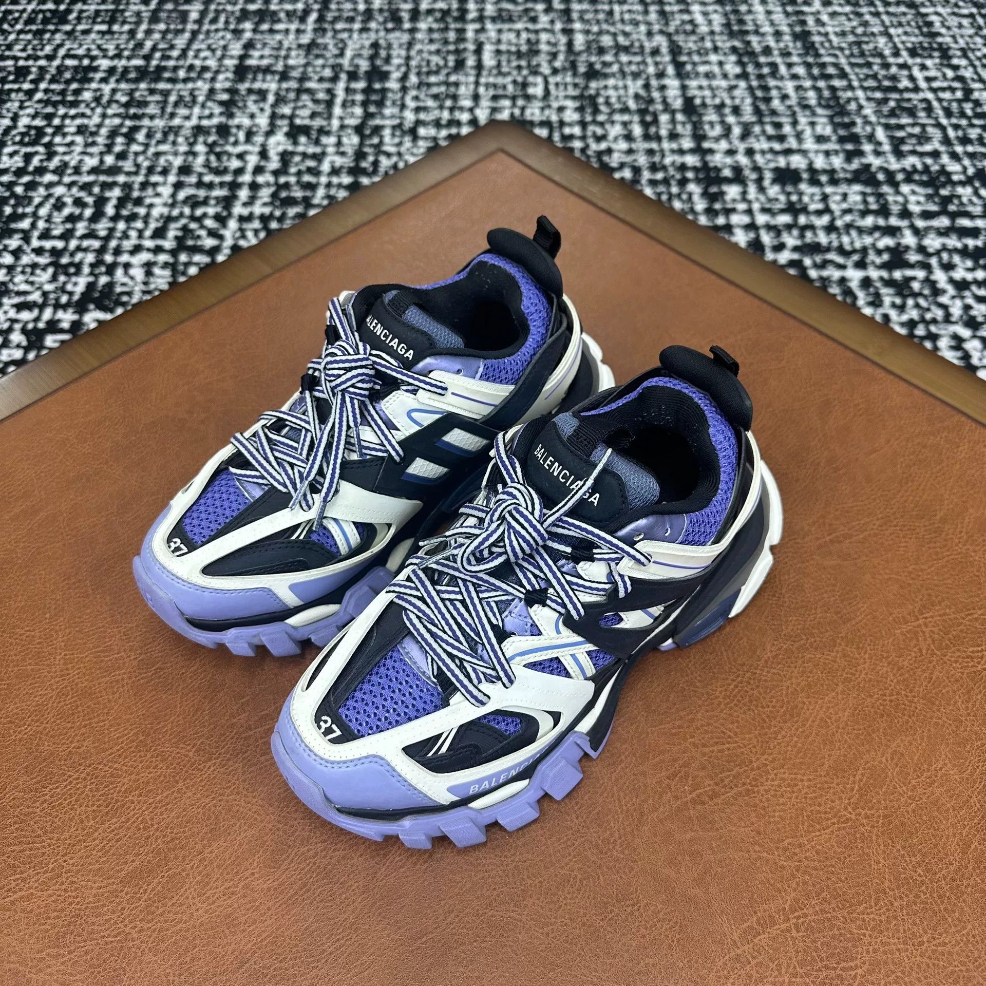 Balenciaga Balenciaga White Lowtop Sneakers it_37 Women Size US 7 / IT 37 - 1 Thumbnail