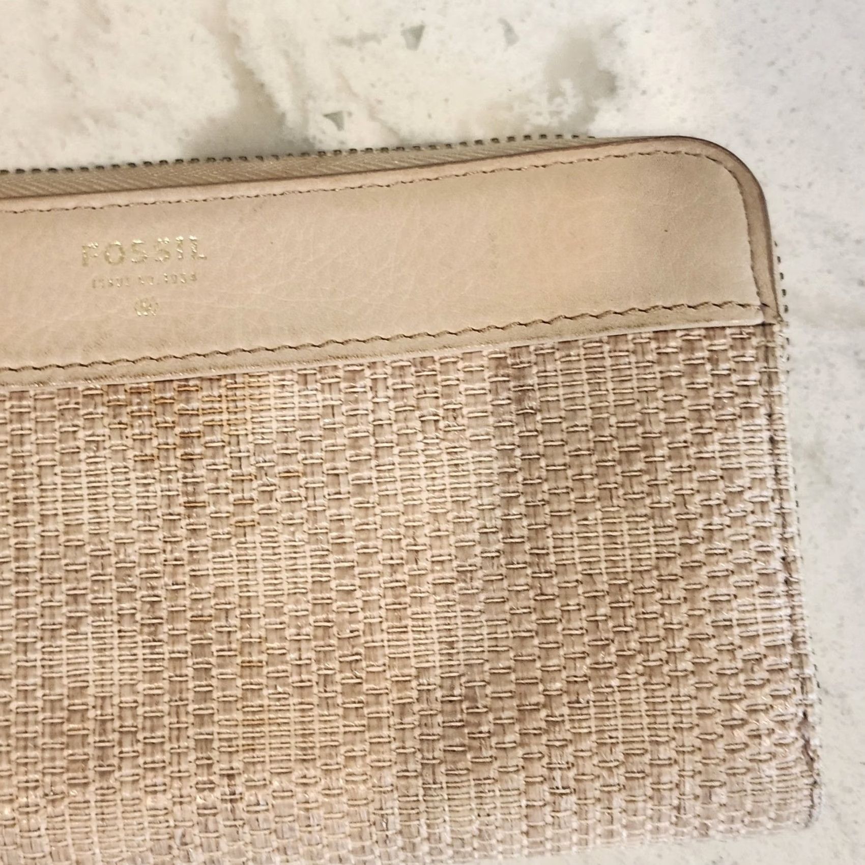 Fossil Fossil Zip-Around Wallet Tan Straw Leather Beige Womens S Color Beige Zip-Around Wallet Womens S Leather Wristlet Clutch NEEDS CLEANING Size ONE SIZE - 4 Thumbnail