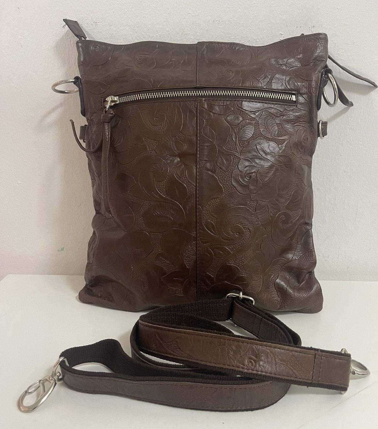 Japanese Brand LEATHER FLOWER PATTERN SLING/CROSSBODY BAG Size ONE SIZE - 2 Thumbnail