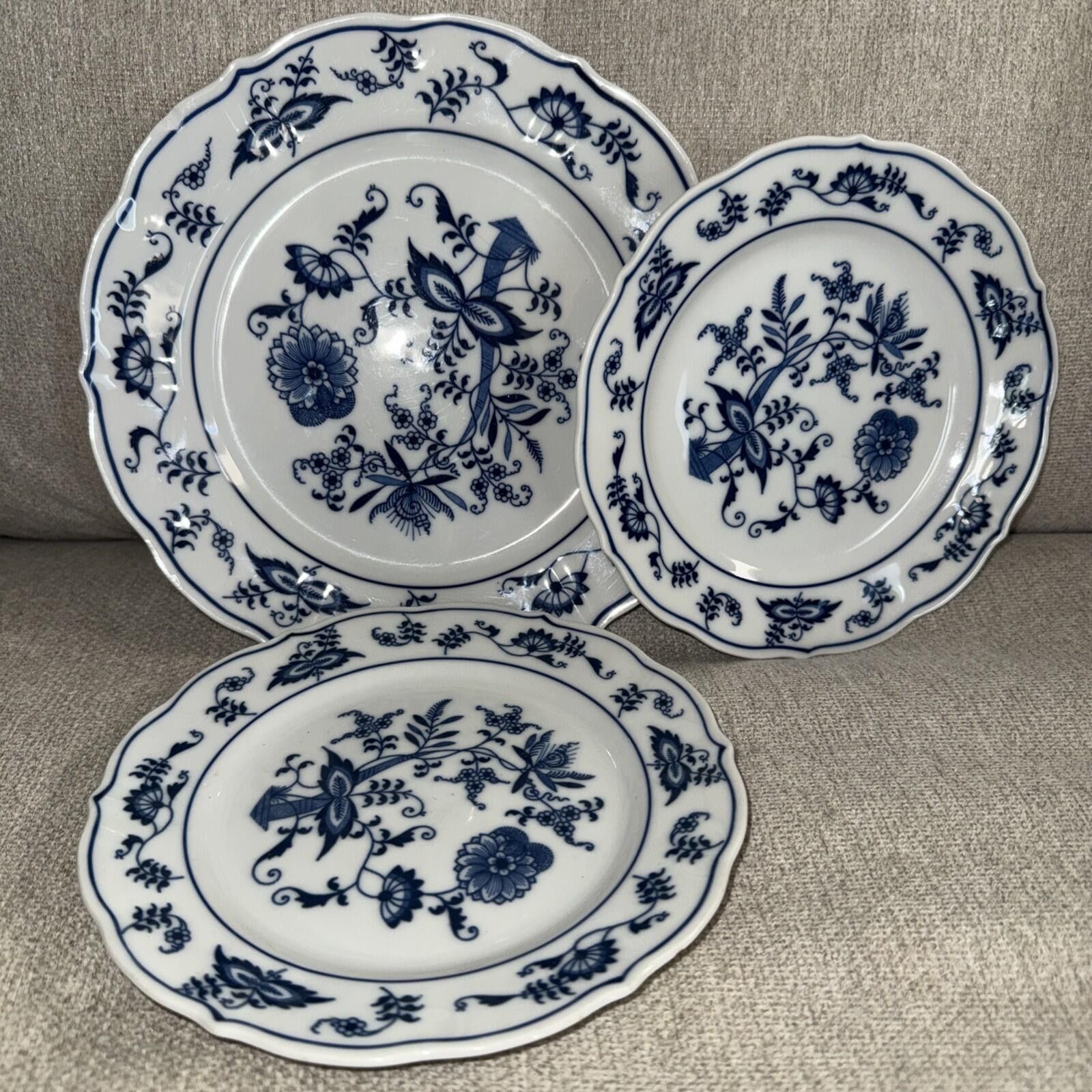 Other Set Of 3 Blue Danube Blue Onion Japan Plates. Read. Size ONE SIZE - 2 Thumbnail
