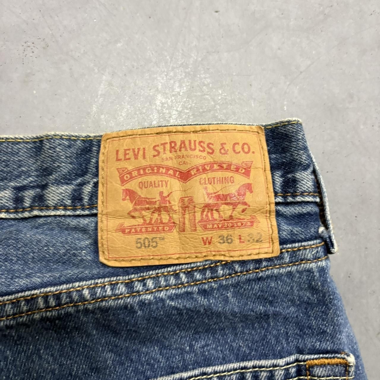 Levi's Crazy Vintage Y2K/2000s Levis 505 Essential Medium Wash Denim Jeans! Size US 36 / EU 52 - 8 Thumbnail