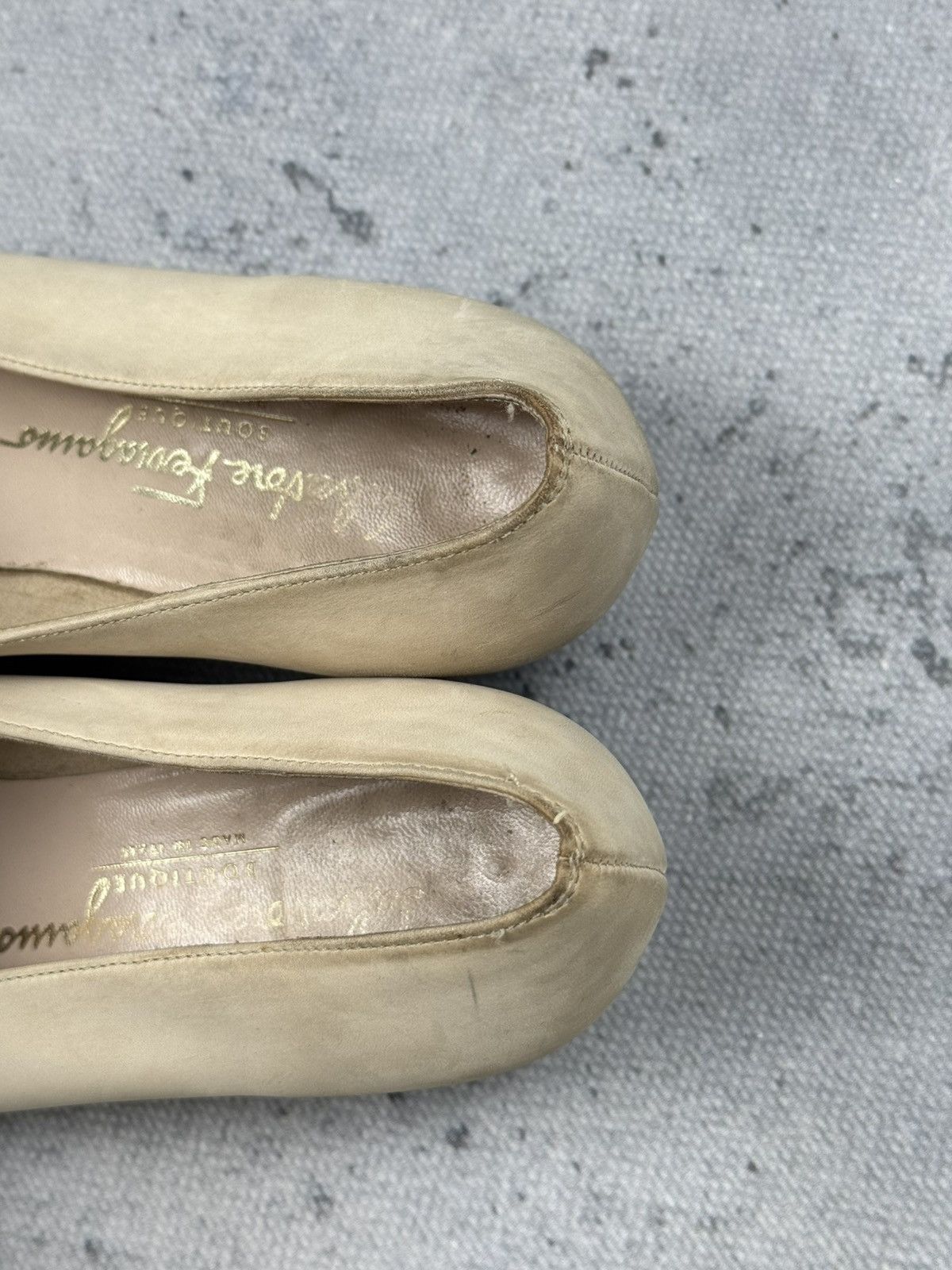 Salvatore Ferragamo Salvatore Ferragamo Vintag Cream Leather Pumps Gold Hardware Size US 8.5 / IT 38.5 - 18 Thumbnail