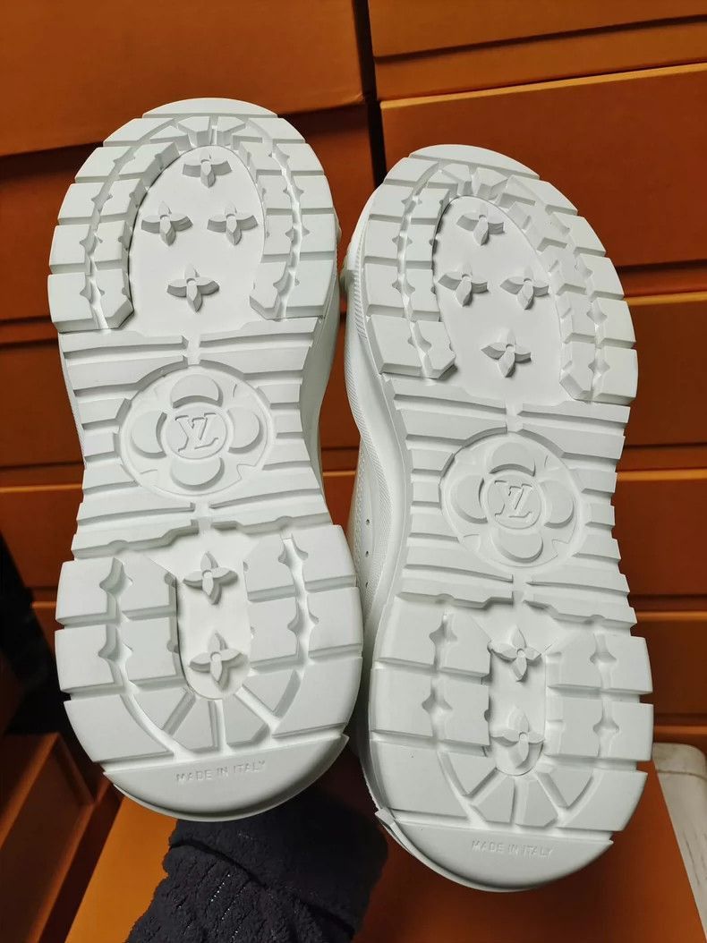 Louis Vuitton Louis Vuitton Louis Vuitton Women's Sneakers Size 35-2506 Size US 5 / IT 35 - 9 Thumbnail