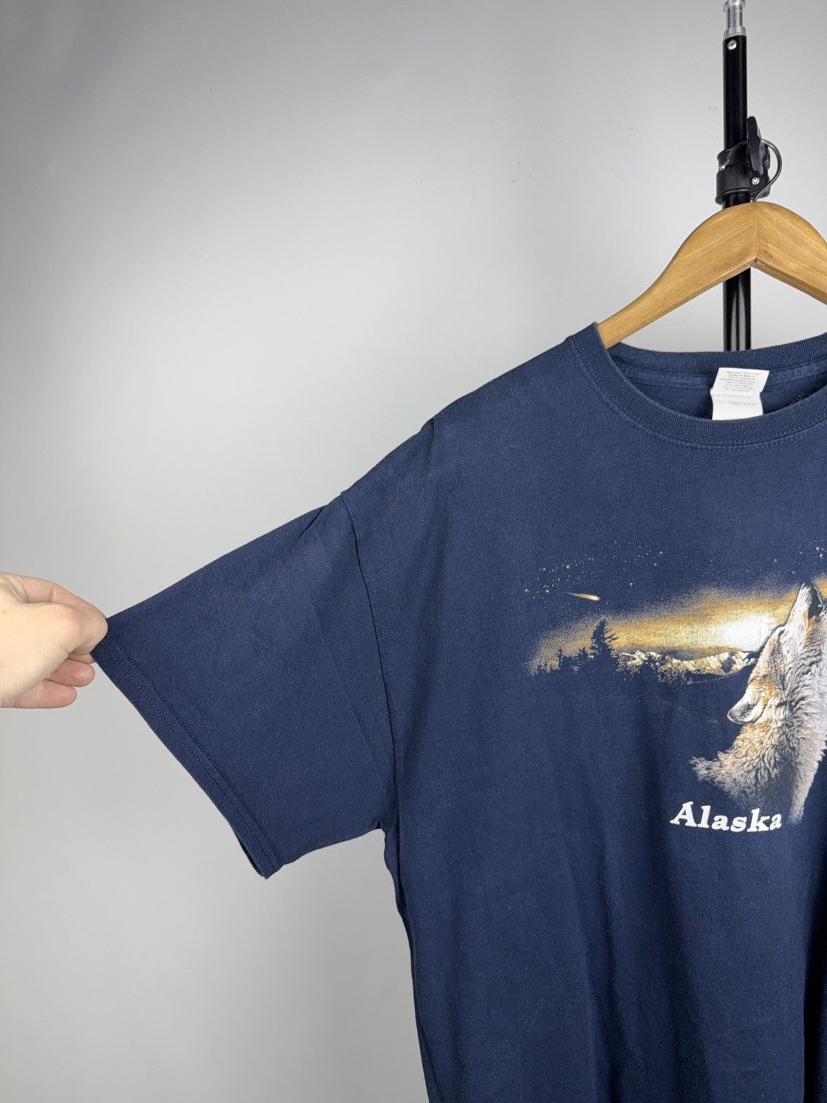 Vintage 00s Retro USA Alaska Wolf Graphic T Shirt Nature Outdoor Tee Size US XL / EU 56 / 4 - 3 Thumbnail