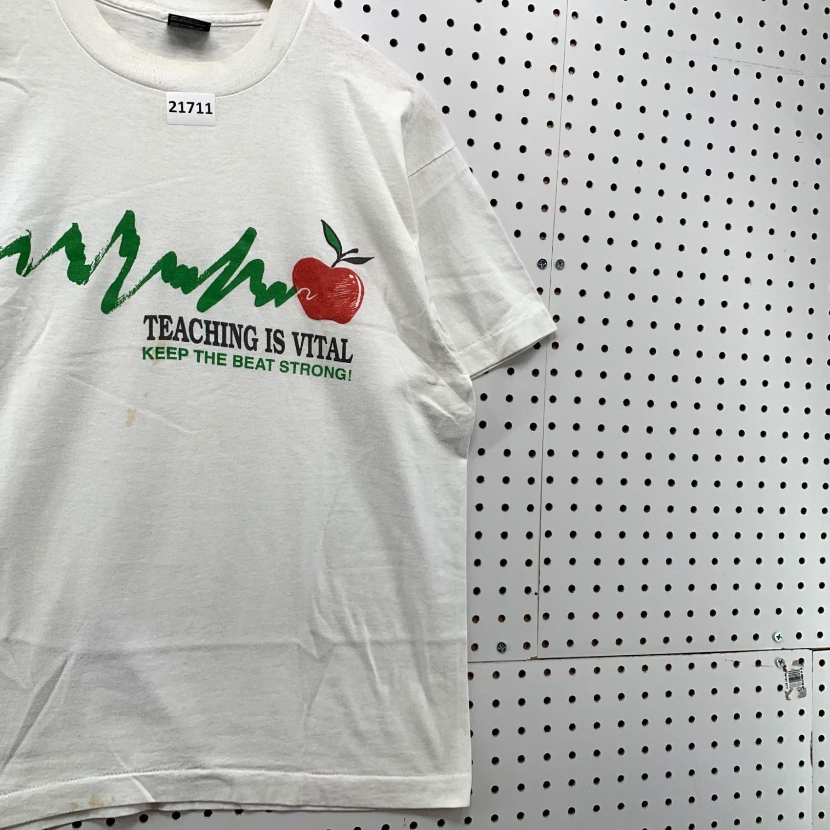 Fruit Of The Loom Vintage Teacher Shirt White Single Stitch Teaching Is Vital Mens Large 21.5x27 Size US L / EU 52-54 / 3 - 4 Thumbnail