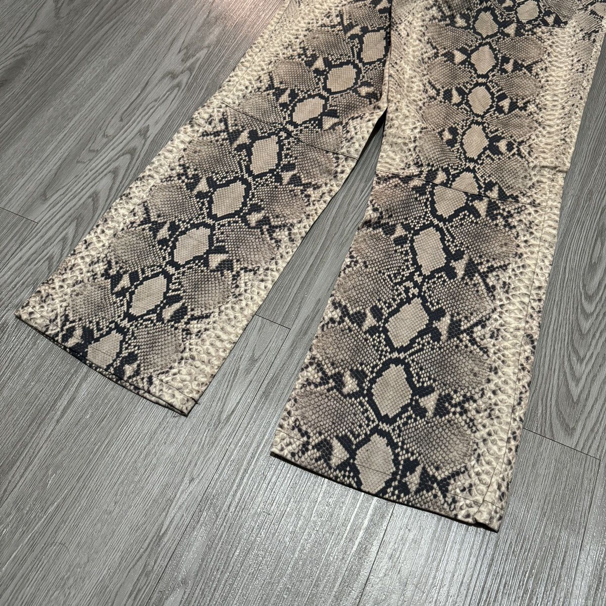 Japanese Brand Japanese Brand Men's batsu Snake Print Long Pants Size US 30 / EU 46 - 7 Thumbnail