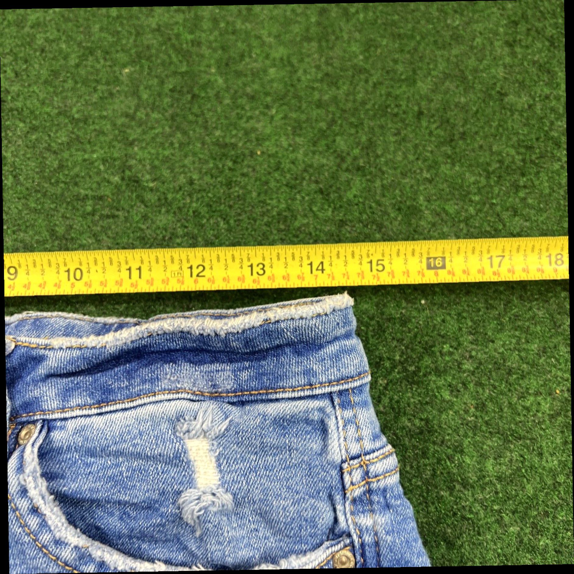 Zara ZARA High Waisted Light to Medium Wash Jean Shorts Women's Size 10 Size 32" / US 10 / IT 46 - 7 Thumbnail