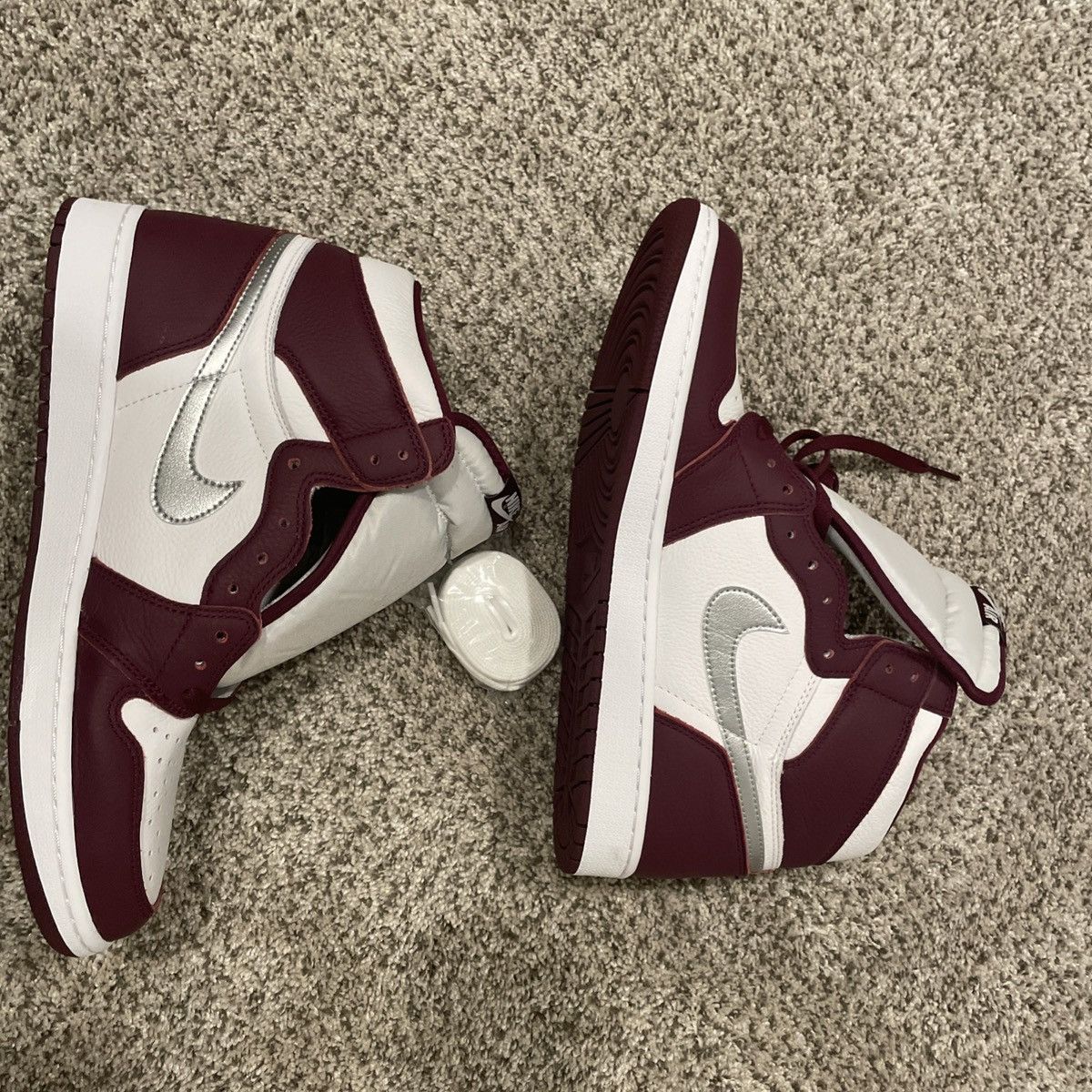 Nike Air Jordan 1 Retro High OG Bordeaux/Metallic Silver-White Size US 12 / EU 45 - 3 Thumbnail