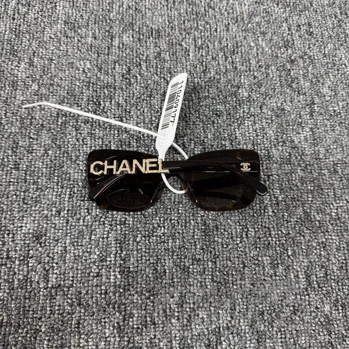 Chanel Chanel Amber-colored square; water diamond letter "C"; sun Size ONE SIZE - 2 Thumbnail