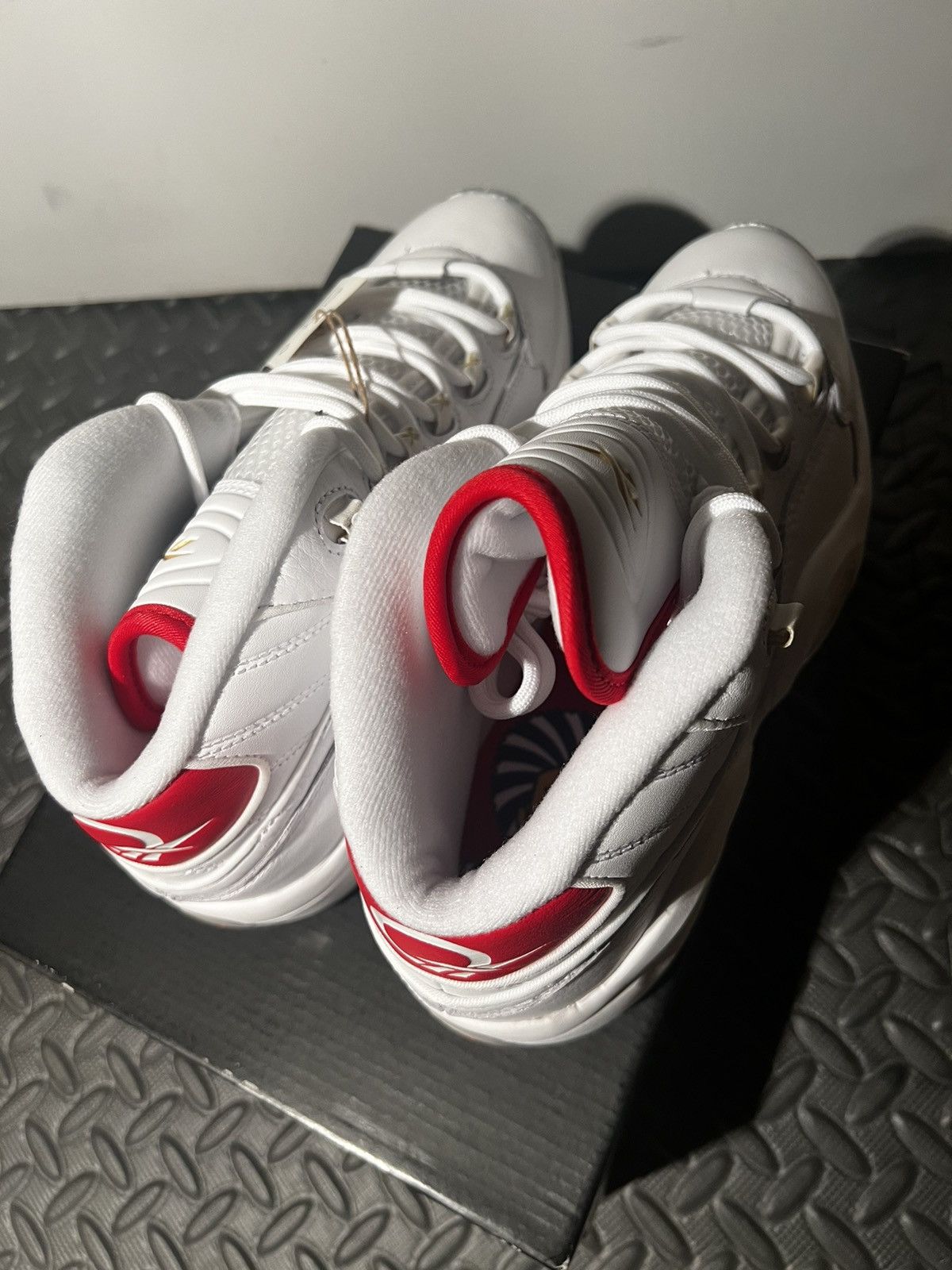 Reebok NEW Reebok Question Mid Red Dr. Jay size 6.5 Shoes Size US 6.5 / EU 39-40 - 8 Thumbnail