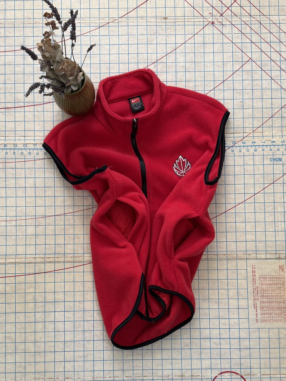 Nike × Vintage Vintage Nike Team Canada Basketball Fleece Full Zip Vest Med Size US M / EU 48-50 / 2 - 9 Thumbnail