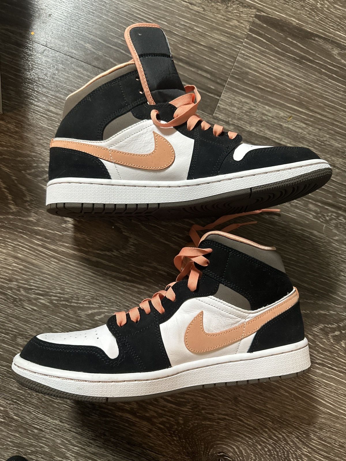 Jordan Brand Women’s Air Jordan 1 MID SE Size US 10 / IT 40 - 2 Thumbnail