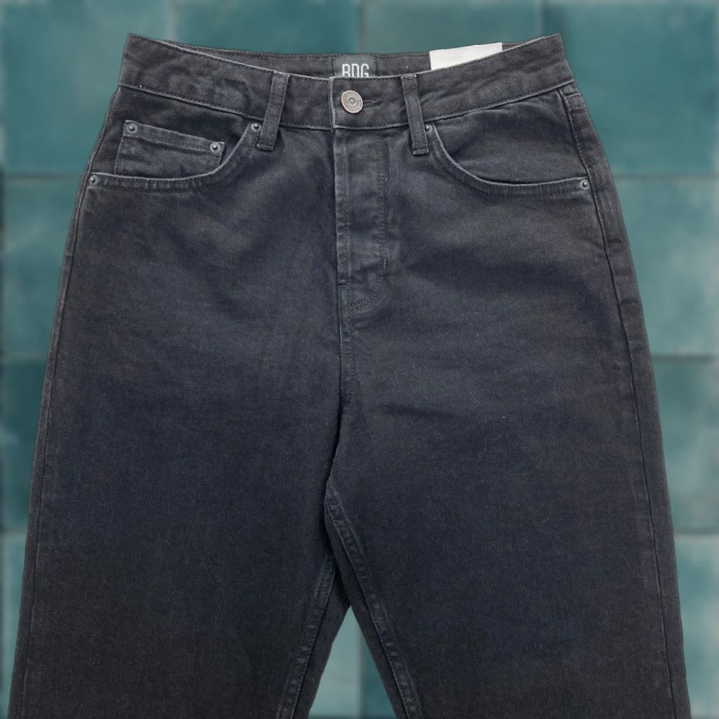 Bdg BDG Dillon Slim Straight Crop Jeans Women's 29 Black Denim Y2K Straight 5-Pocket Crop Pattern: Solid Size 29" - 1 Thumbnail