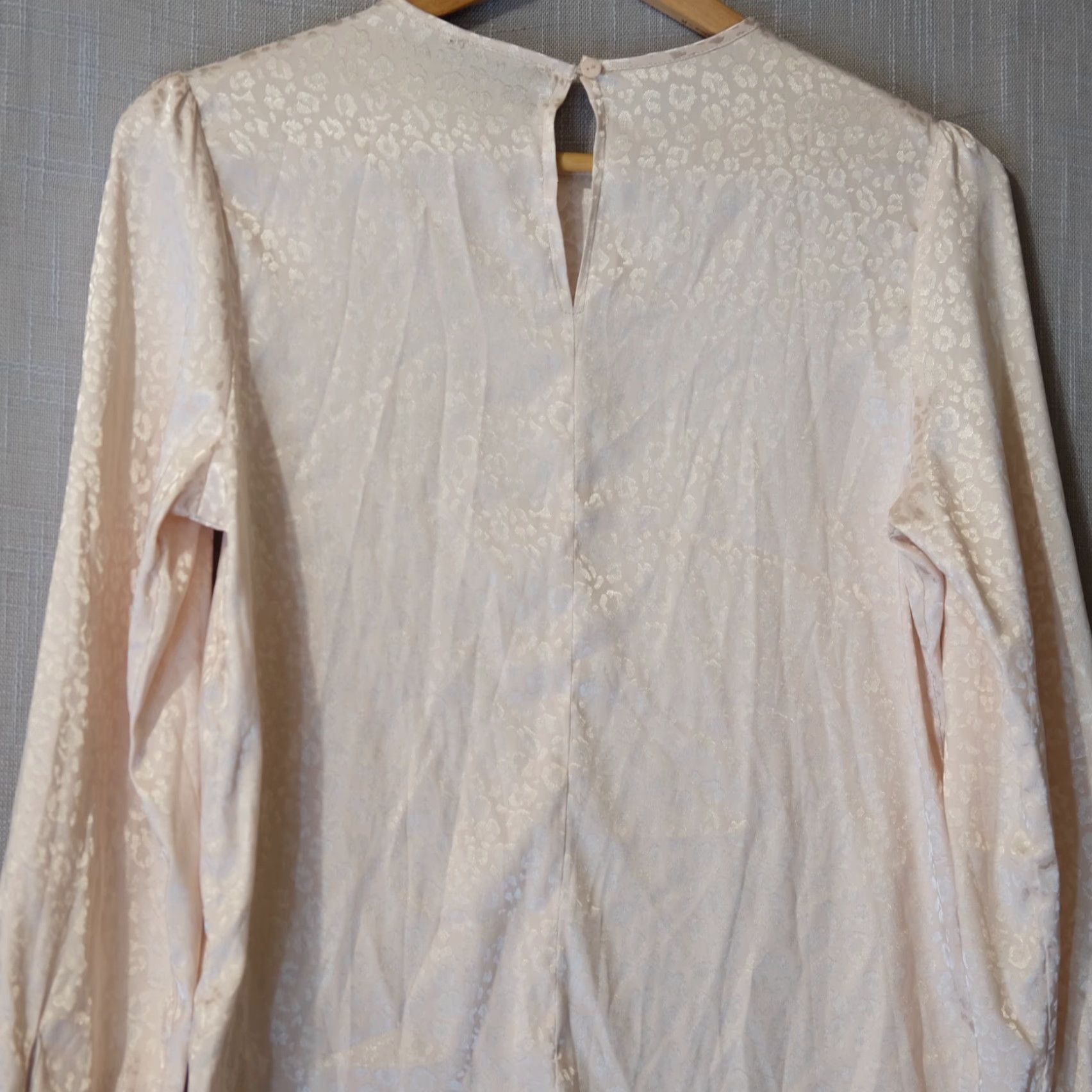 Vintage Sincerely Jules Animal Print Silky Top Pale Pink Lightweight Womens M Blouse Shirt Puff Sleeve Crew Neck Satin Polyester/Spandex Vintage No Size M / US 6-8 / IT 42-44 - 6 Thumbnail