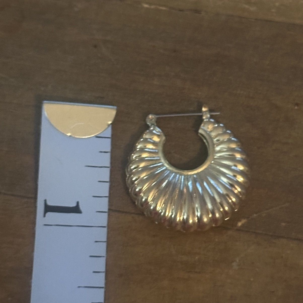 Other Gold tone scalloped hoop earrings Size ONE SIZE - 2 Thumbnail