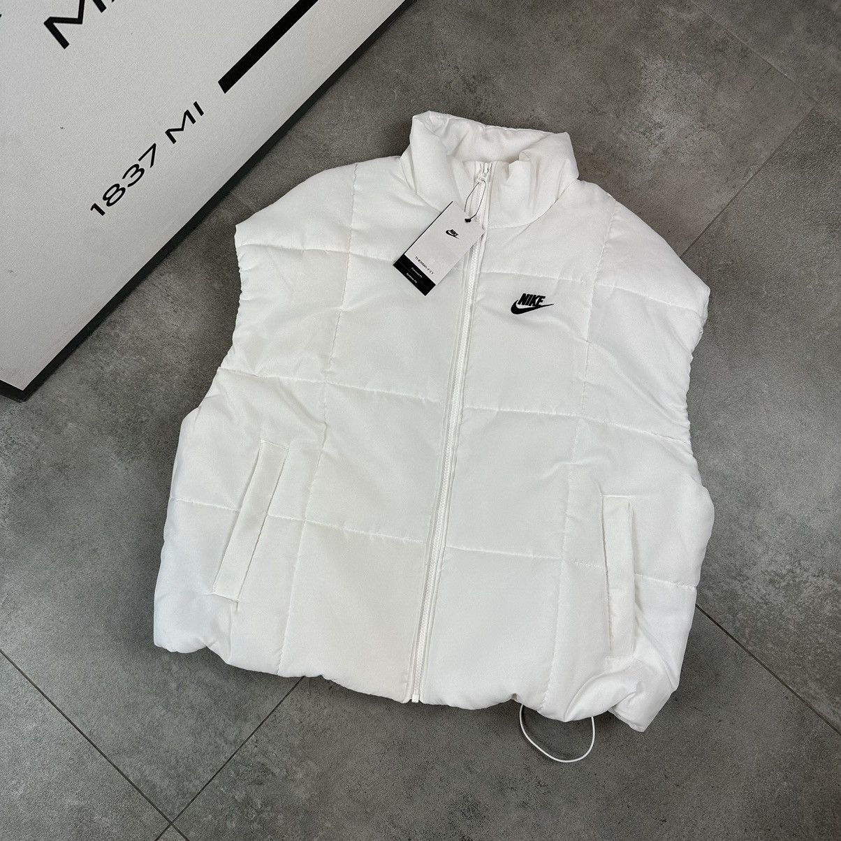 Nike Nike puffer vest swoosh M white streetwear Size US M / EU 48-50 / 2 - 1 Thumbnail