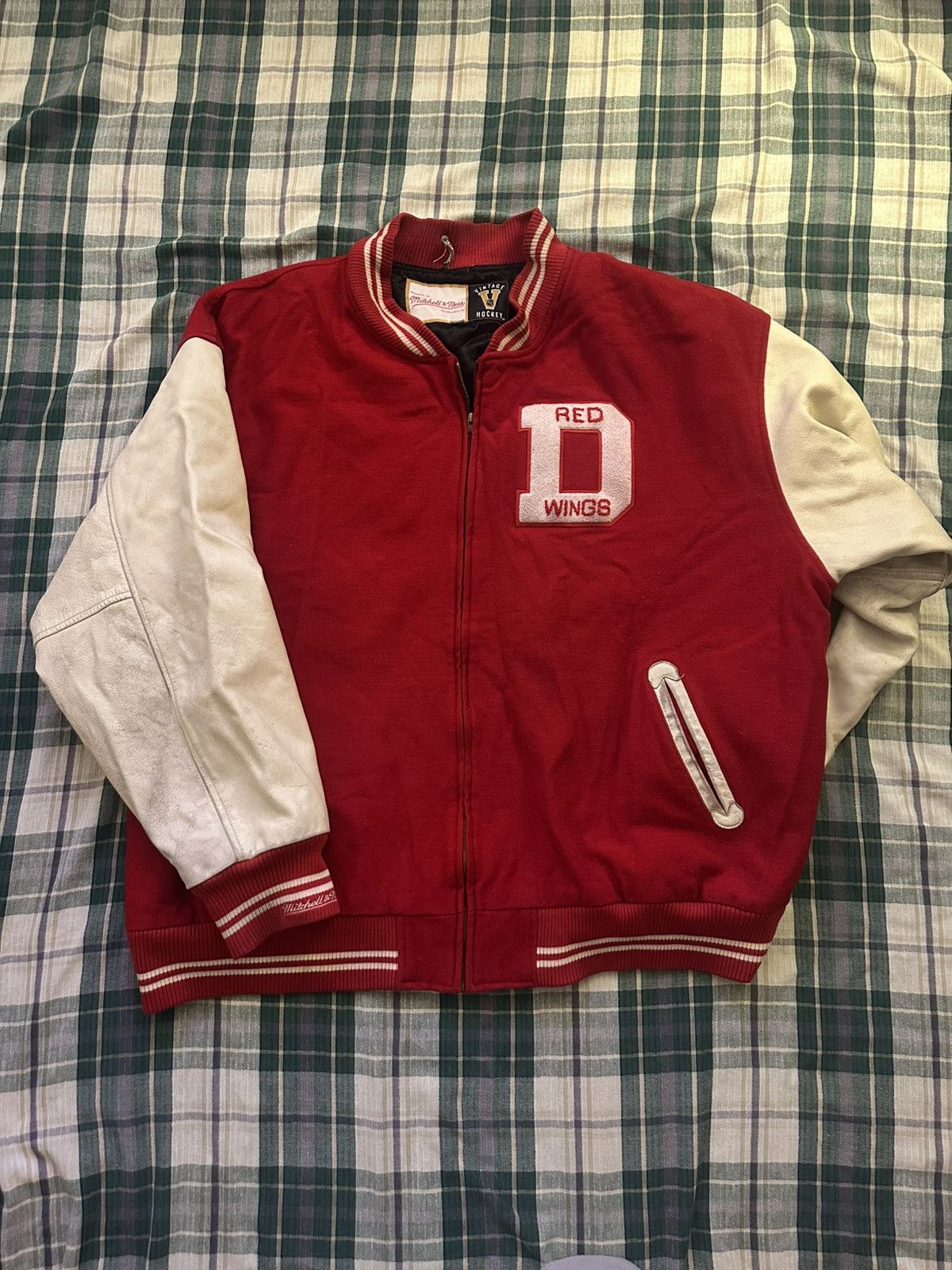 Mitchell & Ness Detroit Red Wings Mitchell & Ness Varsity Size US XL / EU 56 / 4 - 1 Thumbnail