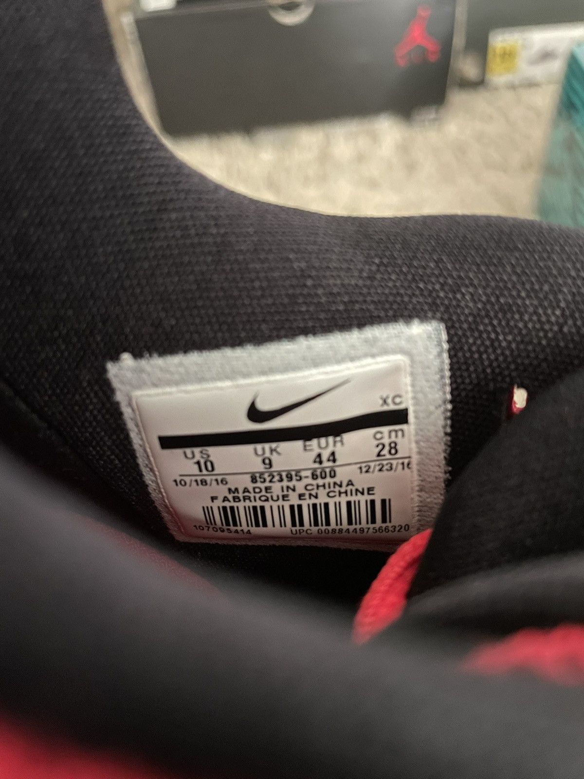 Nike Nike Kyrie 3 Candy Apple sz 10 Size US 10 / EU 43 - 9 Thumbnail