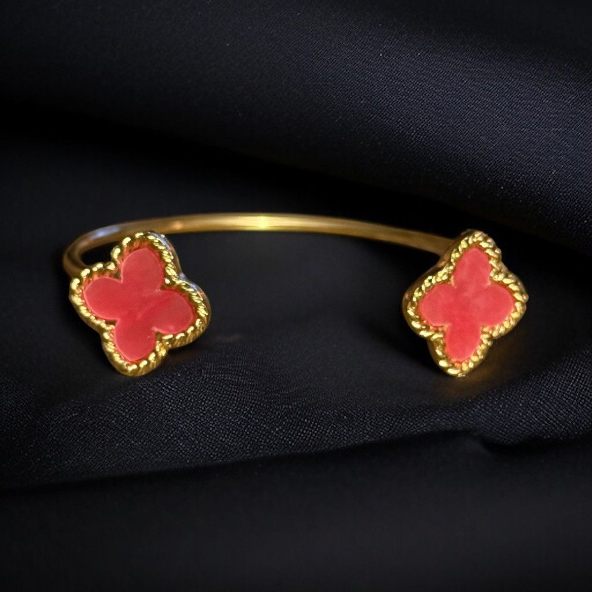 Other Gold tone pink clover open cuff bangle bracelet Size ONE SIZE - 1 Thumbnail