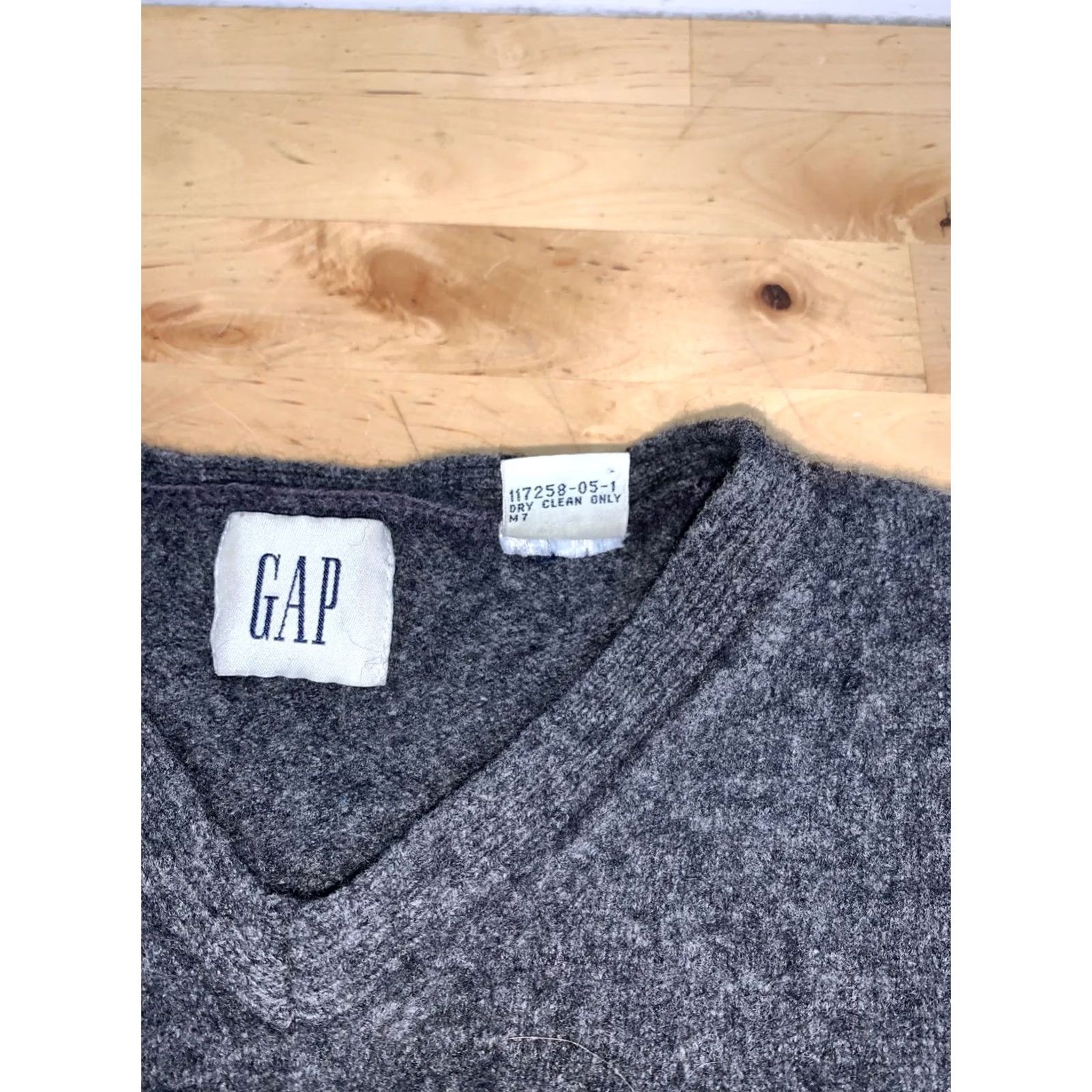 Gap VINTAGE GAP LAMBSWOOL V NECK SWEATER Men XL Gray Pullover 13129 Size US L / EU 52-54 / 3 - 3 Thumbnail