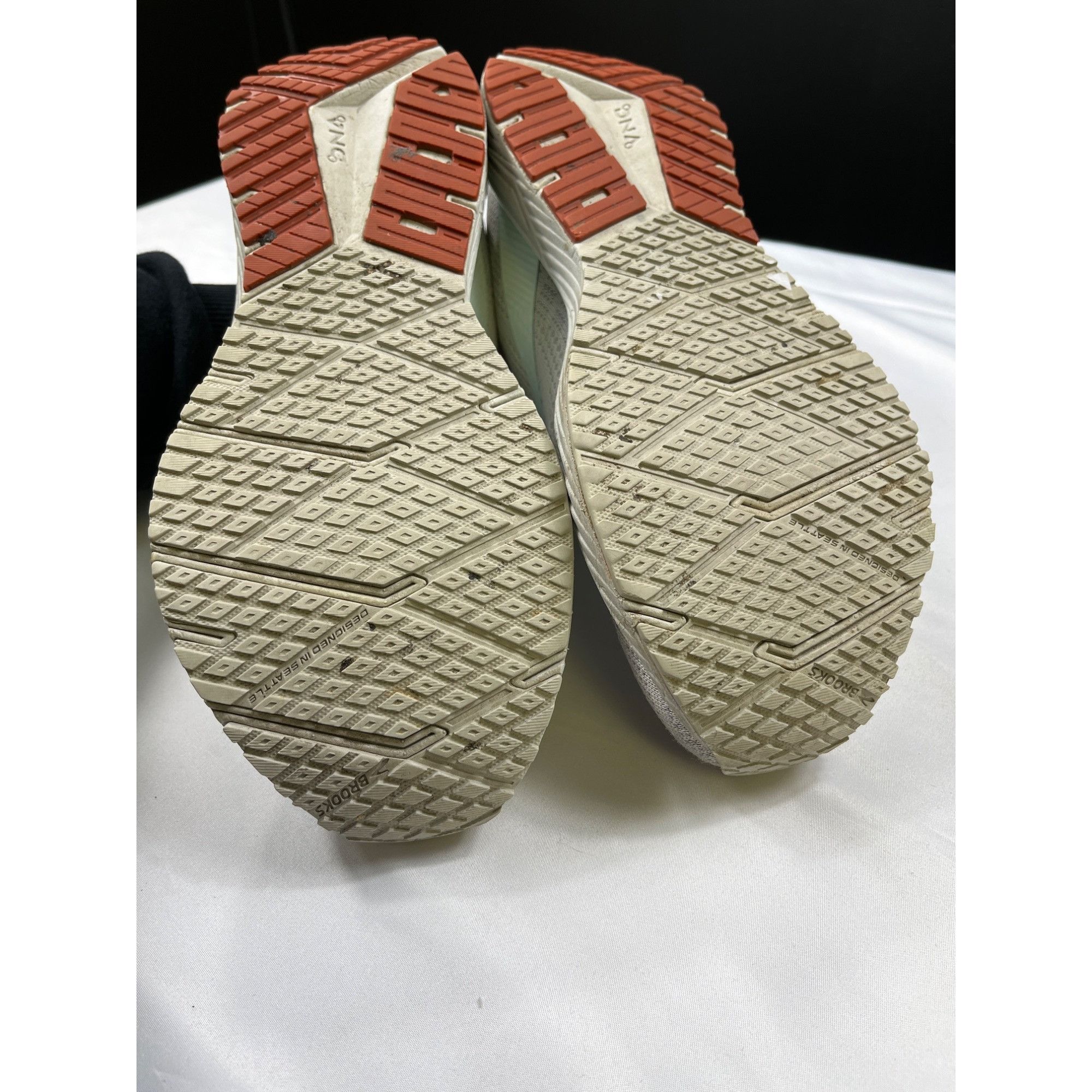 Brooks Brooks Womens Gray White Revel 6 Running Shoes Size 9.5 Sku Size US 9.5 / IT 39.5 - 7 Thumbnail