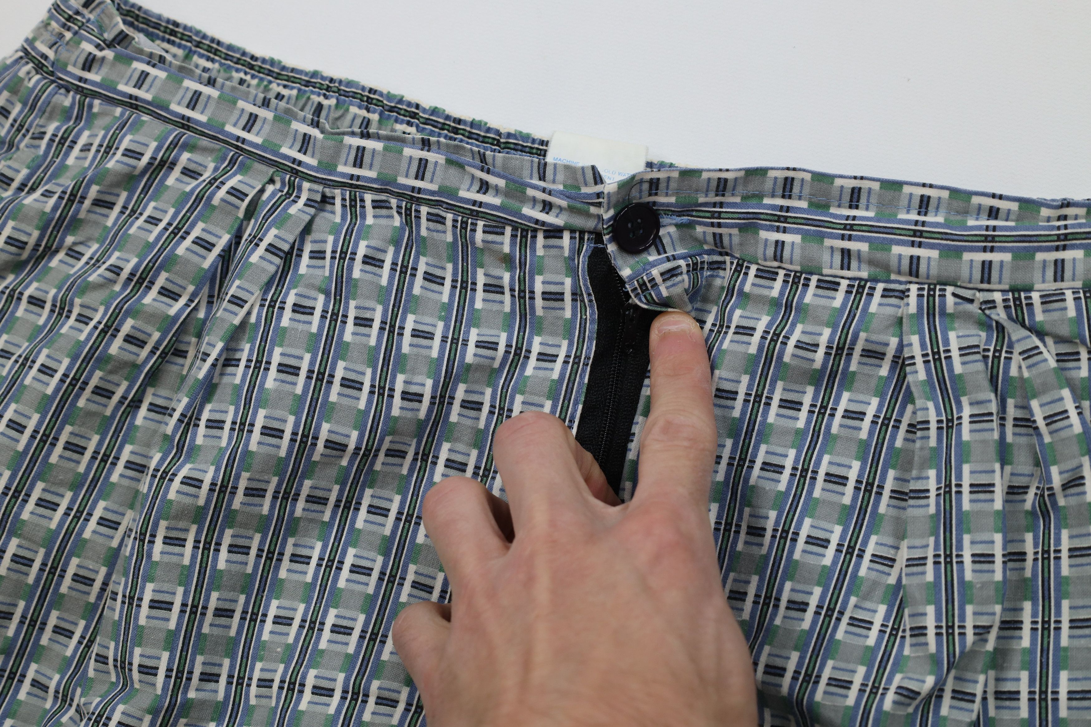 Vintage Vintage 90s Streetwear Geometric Lined Shorts Swim Trunks Size US 34 / EU 50 - 5 Thumbnail