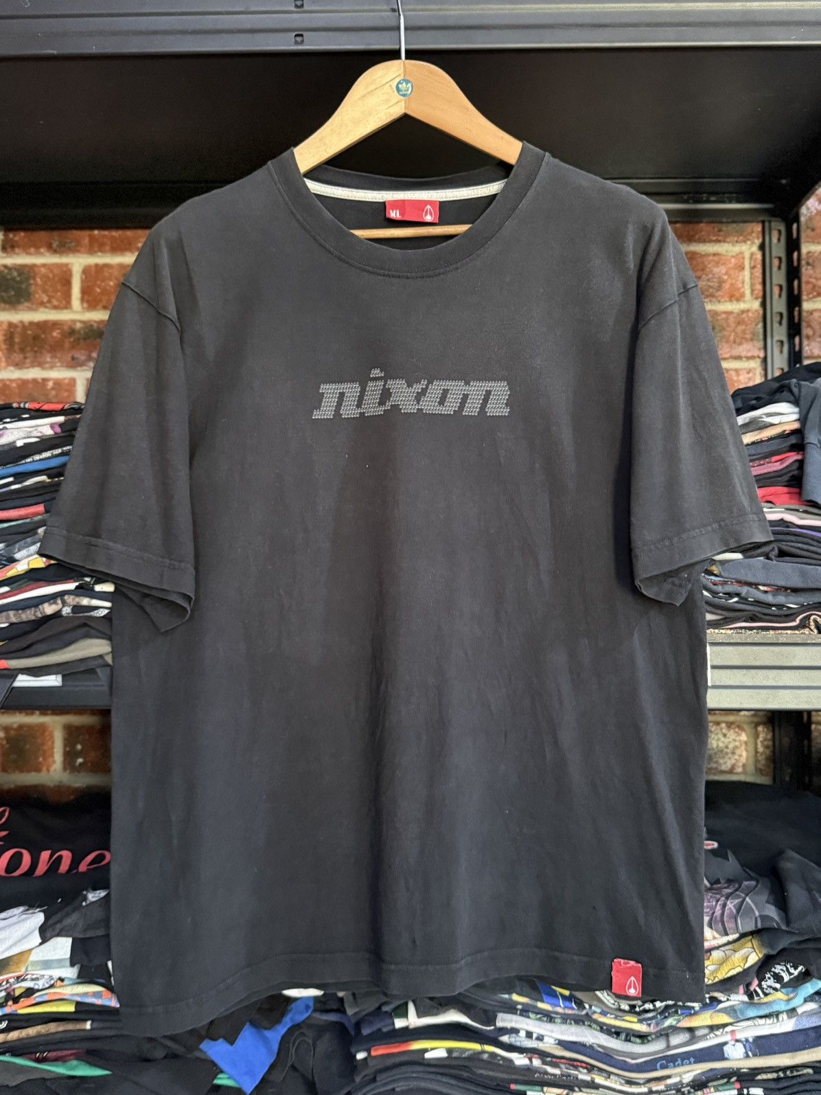 Tribal Streetwear Thrashed Vintage NIXON Sun Faded Usa Tee Size US XL / EU 56 / 4 - 1 Thumbnail