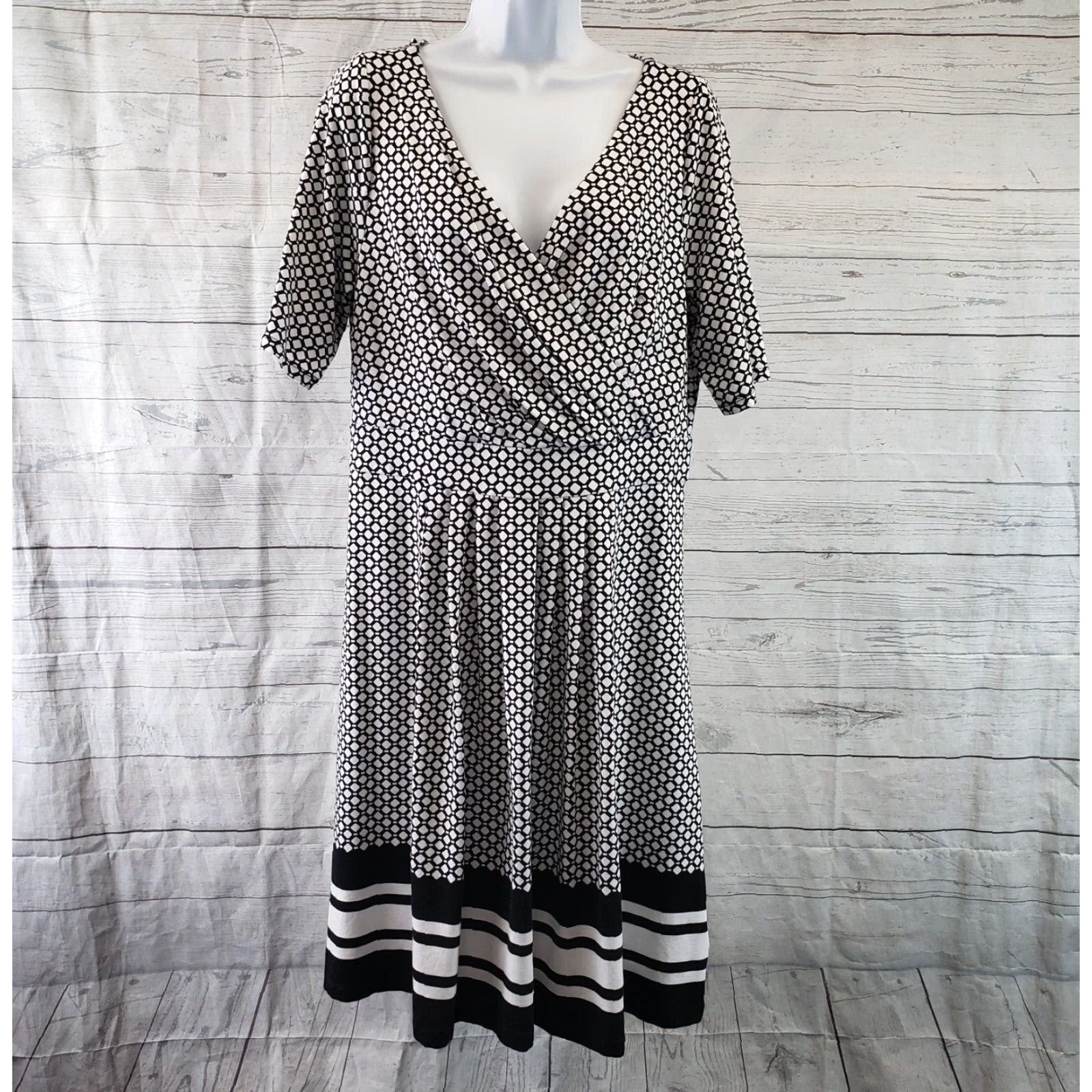 Lands' End Lands' End Dress Womens Sz Large Black White Geometric V-Neck Half Sleeve Size L / US 10 / IT 46 - 2 Thumbnail