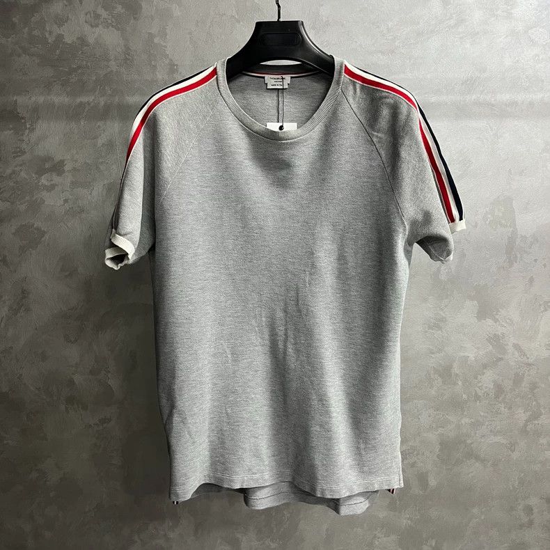 Thom Browne Thom browne The latest gray side striped short-sleeved Polo Size US L / EU 52-54 / 3 - 1 Thumbnail
