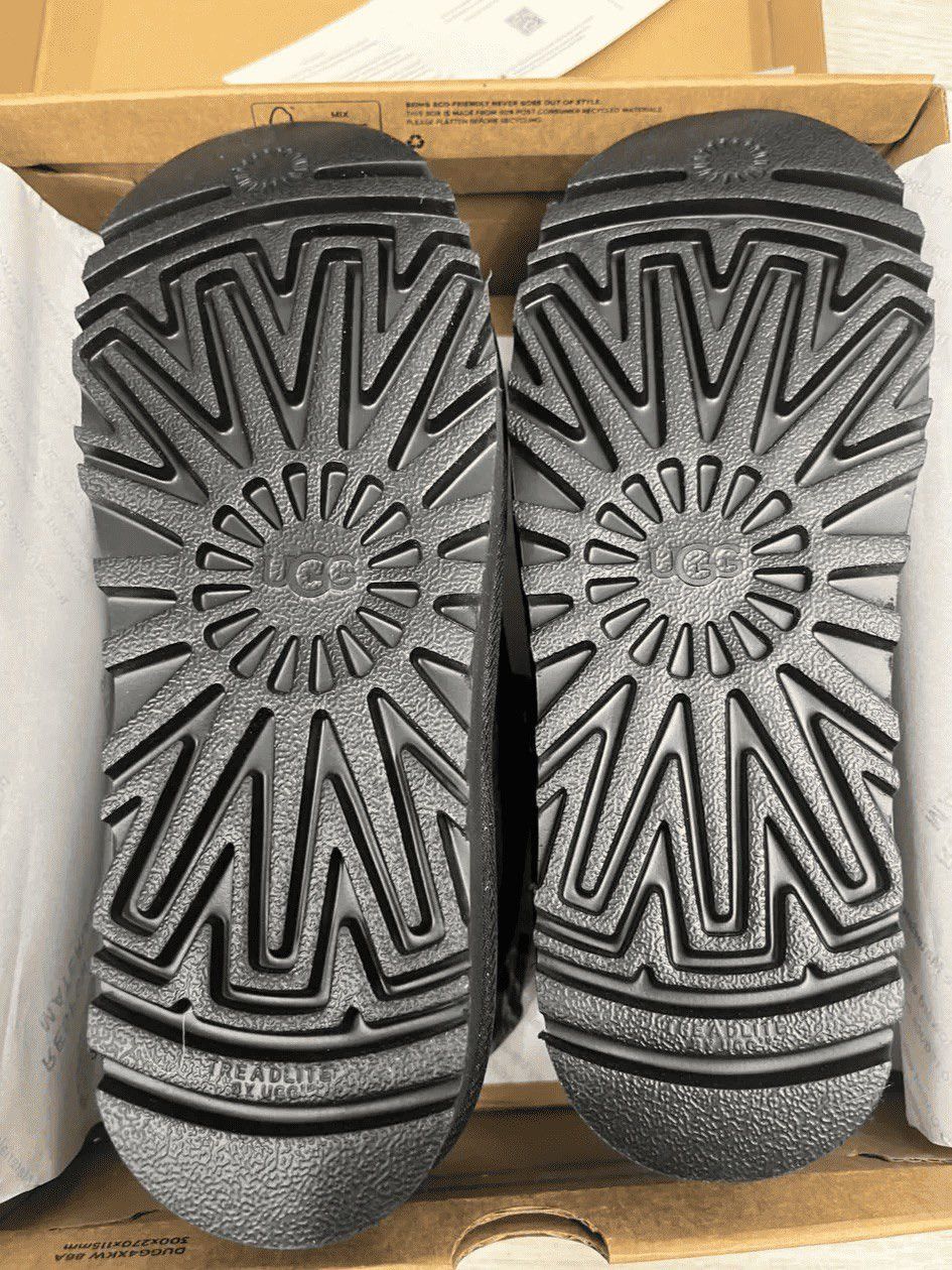 Ugg UGG Womens Lowmel Black Size US 9.5 / IT 39.5 - 8 Thumbnail