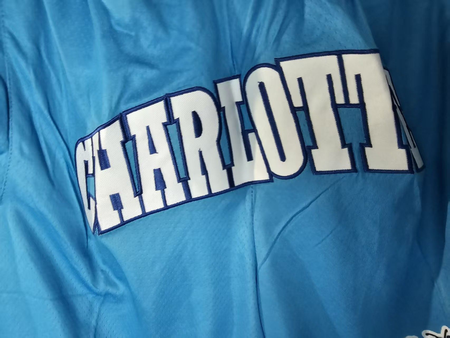 NBA Vintage Charlotte Hornets Short Small Size Size US 32 / EU 48 - 2 Thumbnail