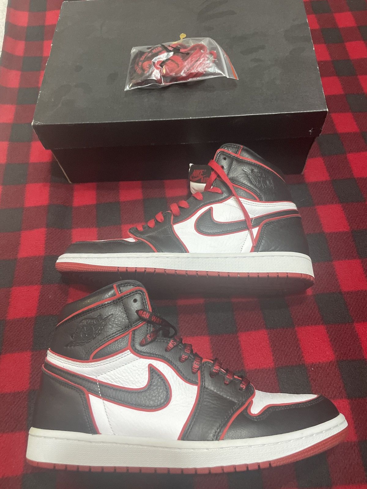 Nike Jordan 1 OG Bloodline Size 10 Size US 10 / EU 43 - 1 Thumbnail