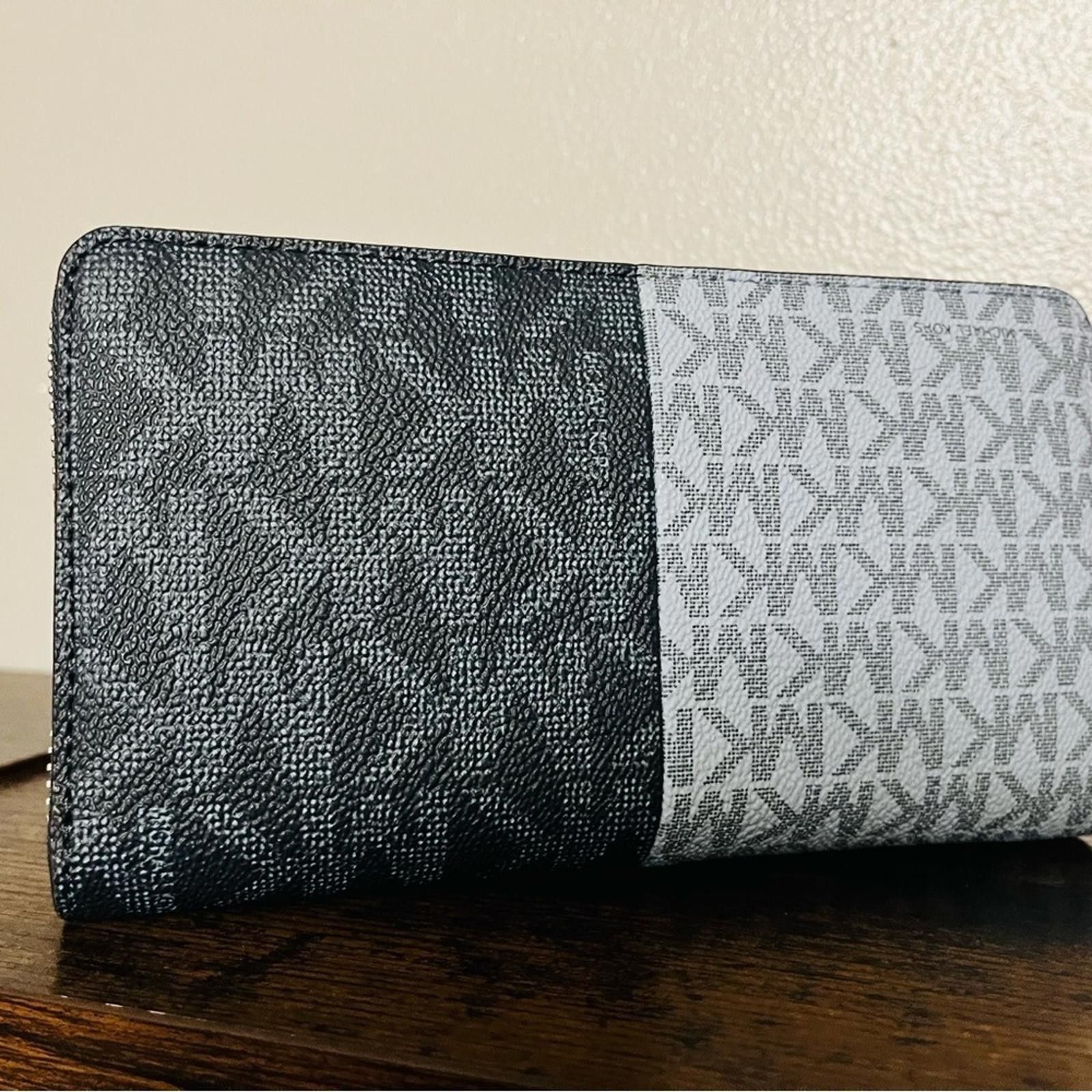 Michael Kors Michael Kors Zip Wallet - Stylish & Functional Size ONE SIZE - 5 Thumbnail