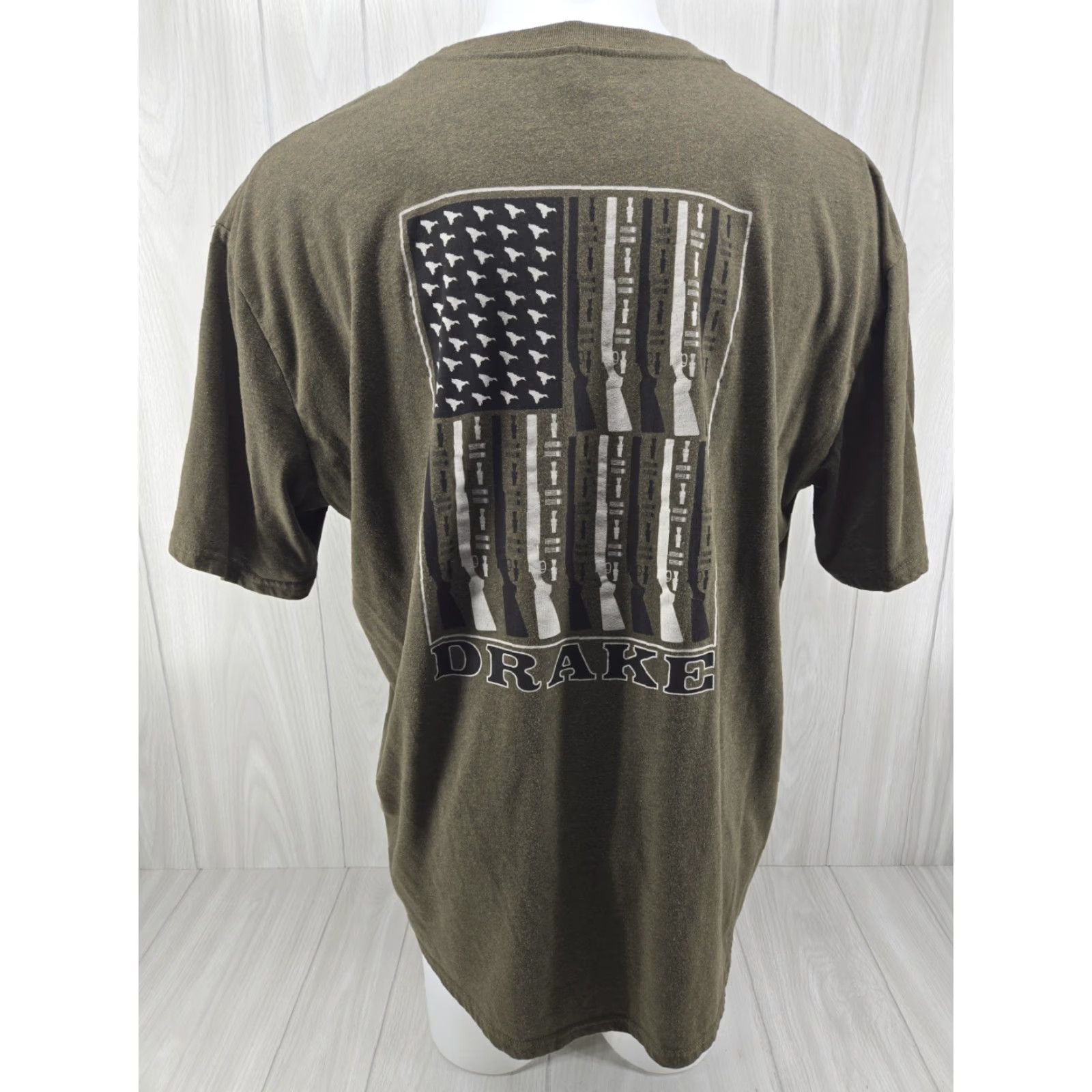 Vintage Drake Waterfowl Men's Short Sleeve T-Shirt 2XL Green Gun Flag Shirt Mens Regular Size 2XL Green Outdoors Logo Size US XXL / EU 58 / 5 - 2 Thumbnail