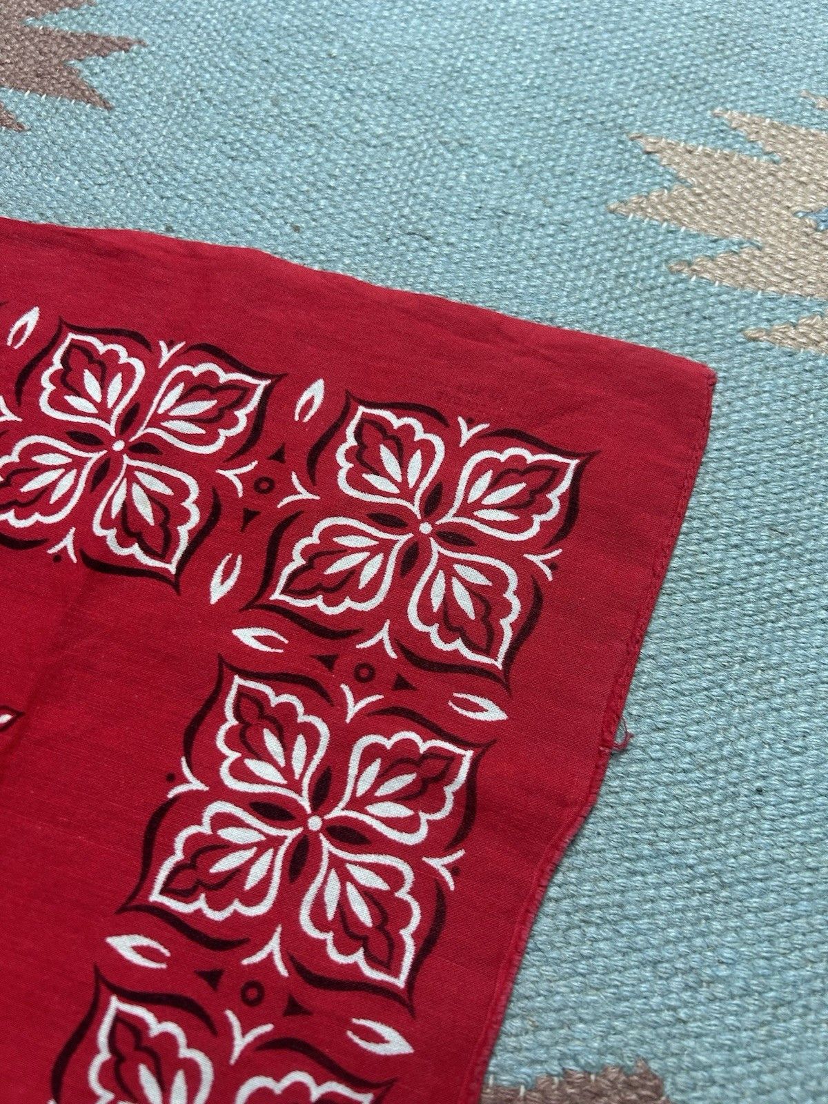 Vintage Vintage bandana handkerchief cotton soft flowers floral red Size ONE SIZE - 3 Thumbnail