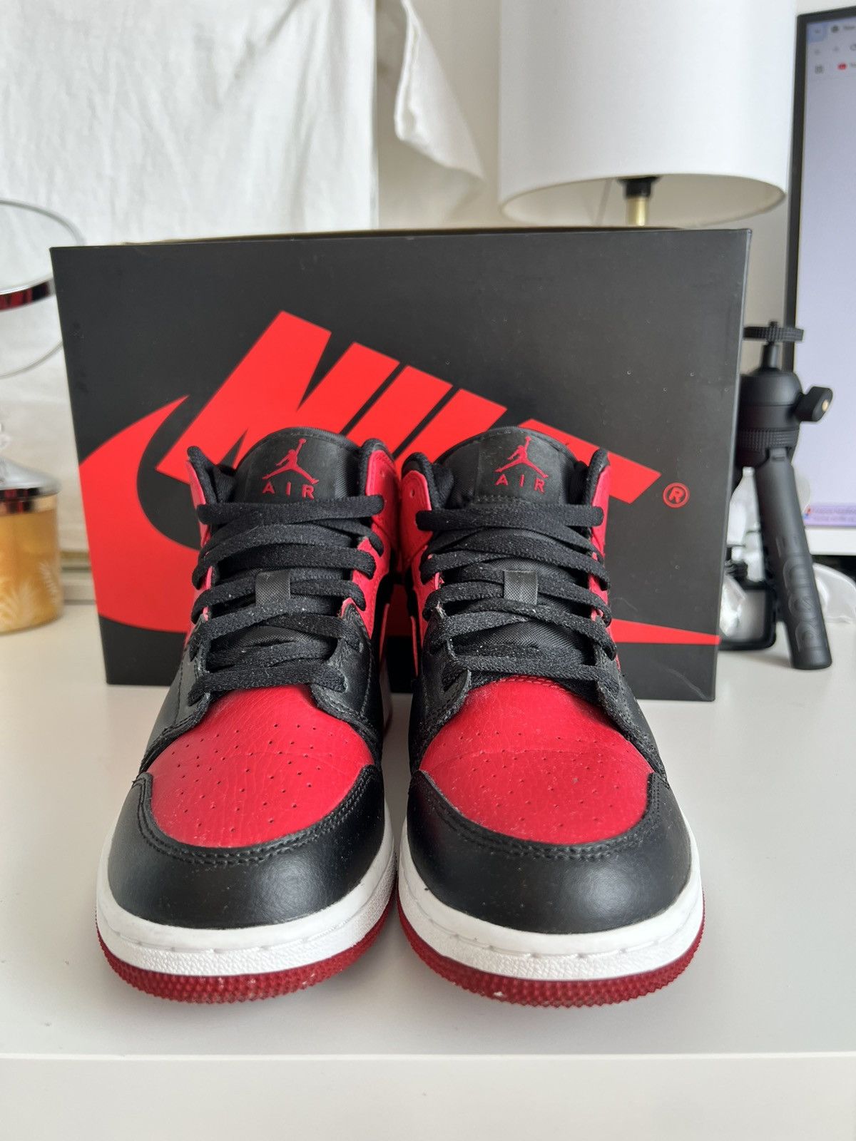 Jordan Brand × Nike 2020 Air Jordan 1 Mid GS 'Banned' Size US 5.5 / EU 38 - 5 Thumbnail