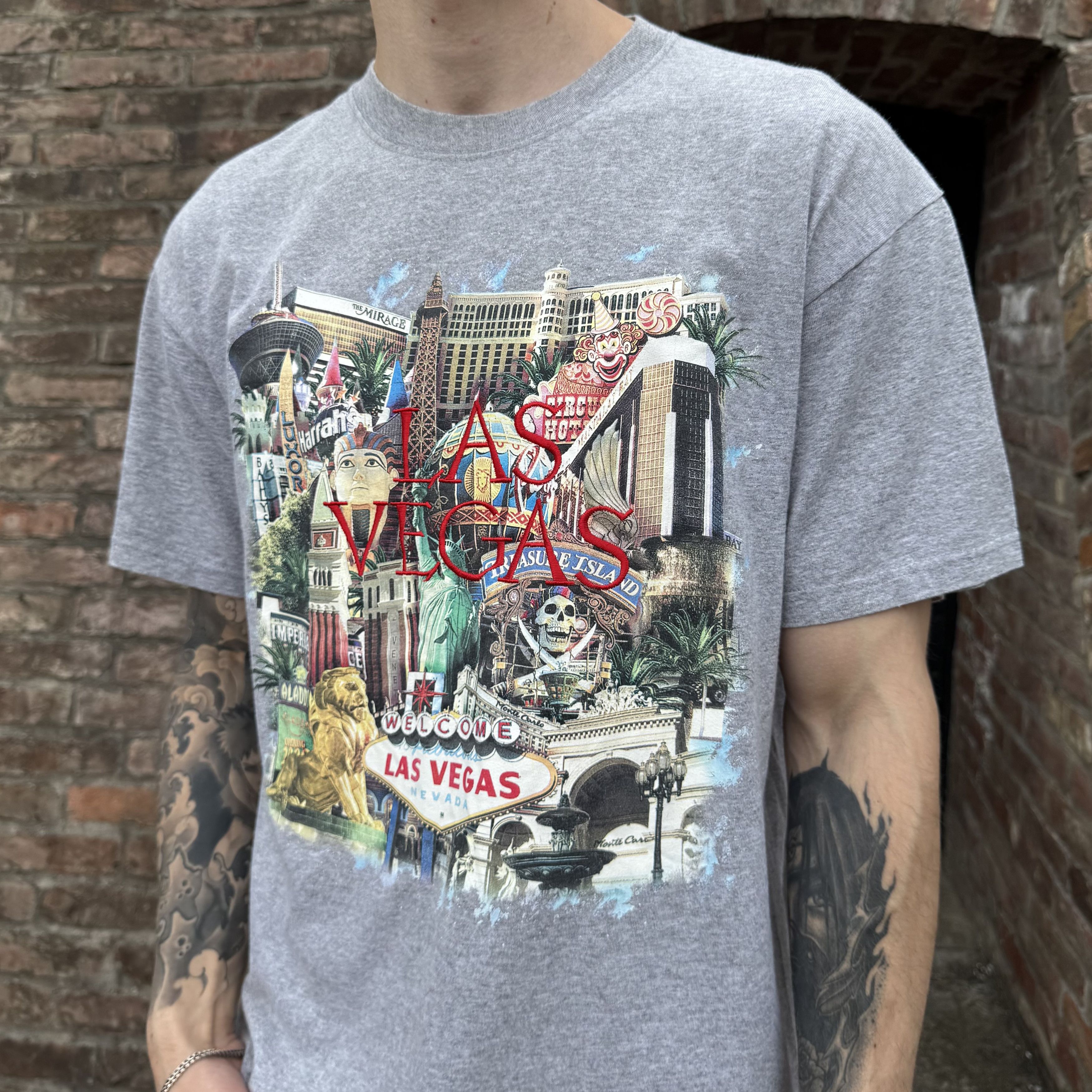 Vintage Vintage 90s Las Vegas embroired print t shirt Size US L / EU 52-54 / 3 - 2 Thumbnail