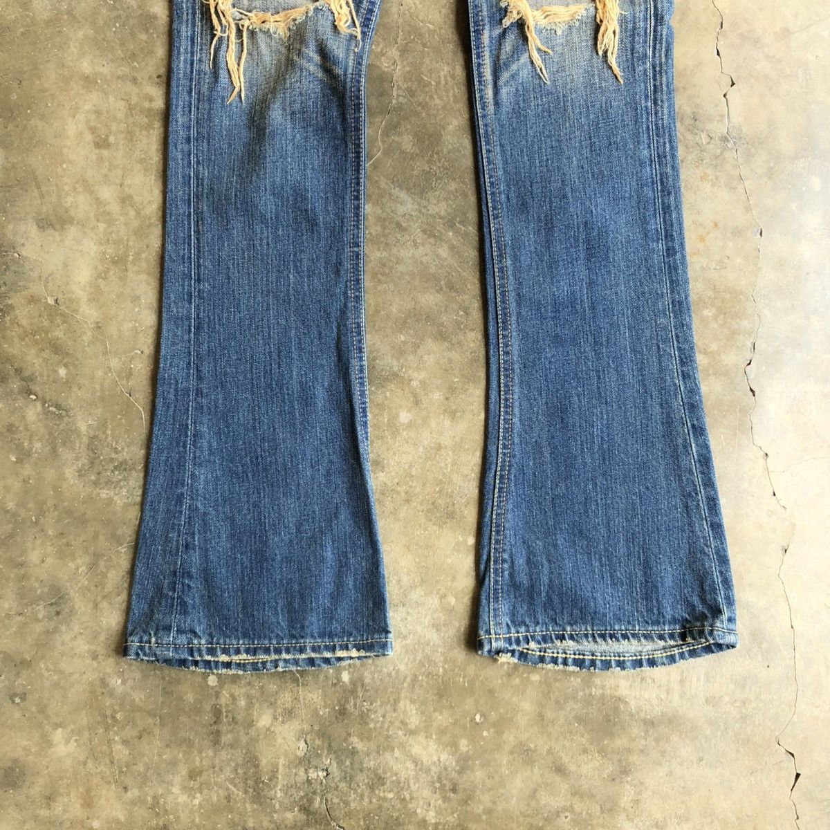 Japanese Brand 🇯🇵 2000s SLY Japan Ripped Bootcut Denim Jeans Pants Blue Wash Size US 26 / EU 42 - 6 Thumbnail