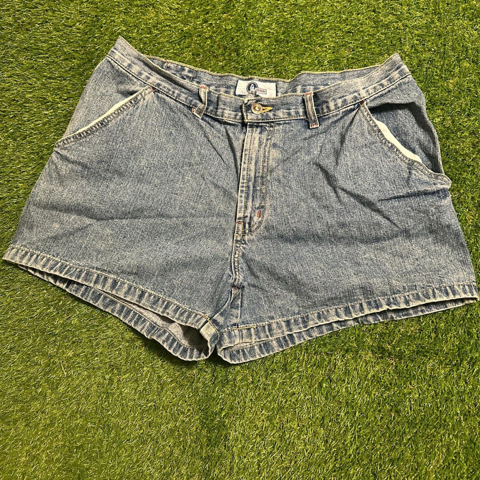 Arizona Jean Co. Arizona Jean Co. High-Waisted Denim Shorts Size 34" / US 12 / IT 48 - 1 Thumbnail