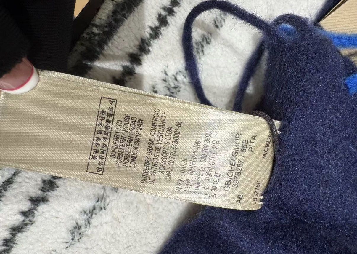 Burberry Brand new with tags Size ONE SIZE - 7 Thumbnail